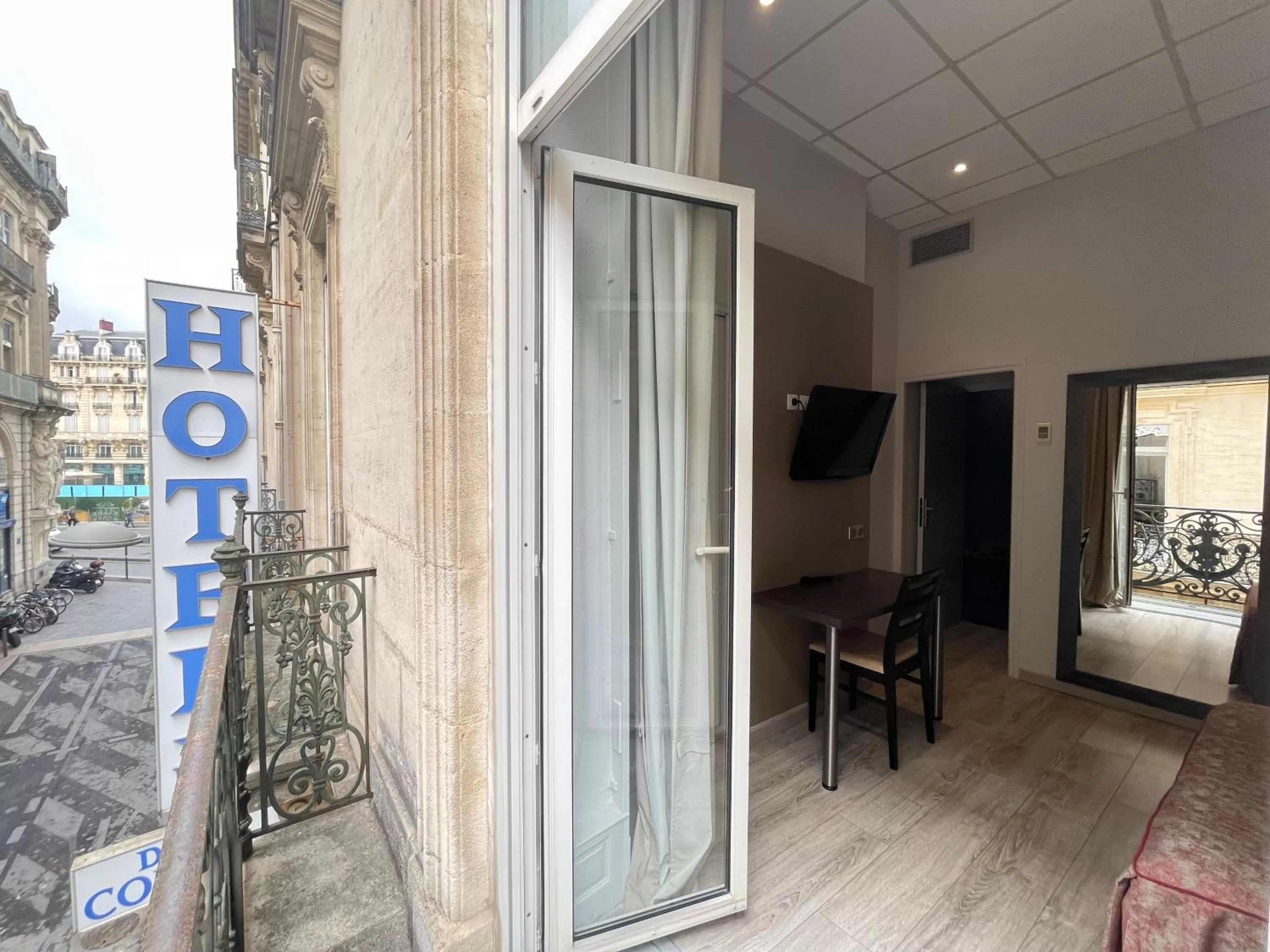 Balcony/Terrace, Bed in Hotel de La Comédie