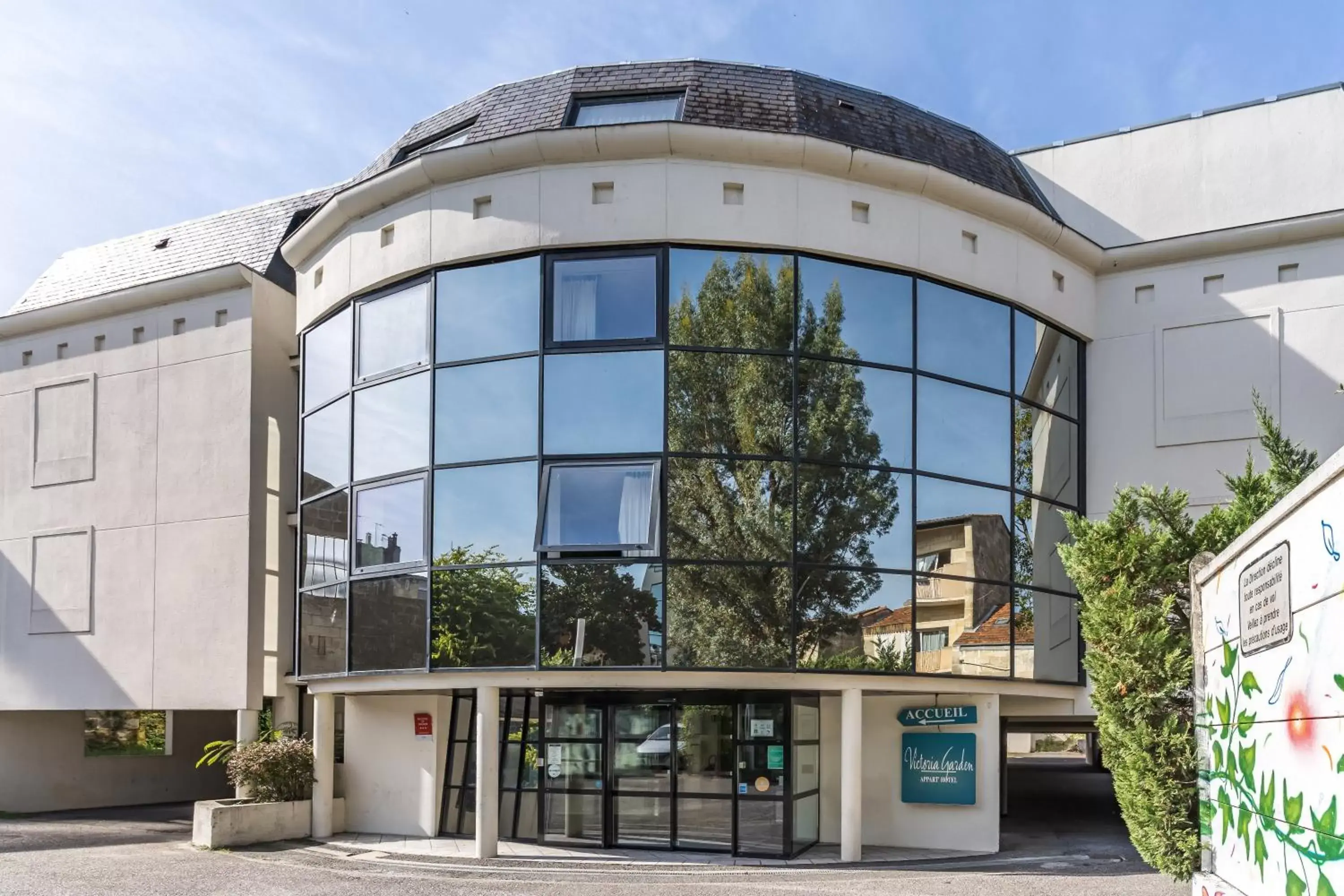 Property building in Victoria Garden Bordeaux Centre Property building in Victoria Garden Bordeaux Centre