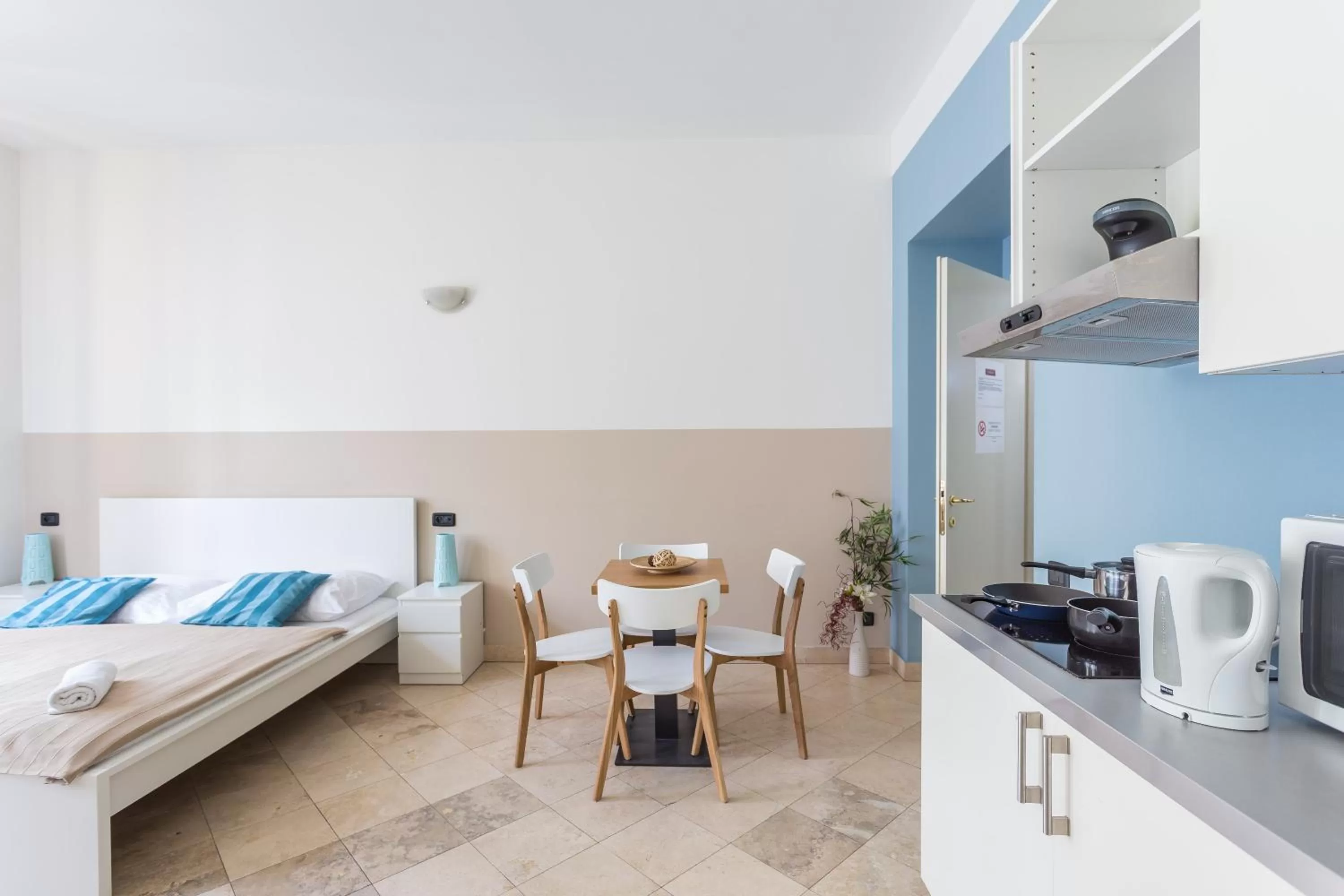 Coffee/tea facilities, Kitchen/Kitchenette in Legerova 33 Apartments