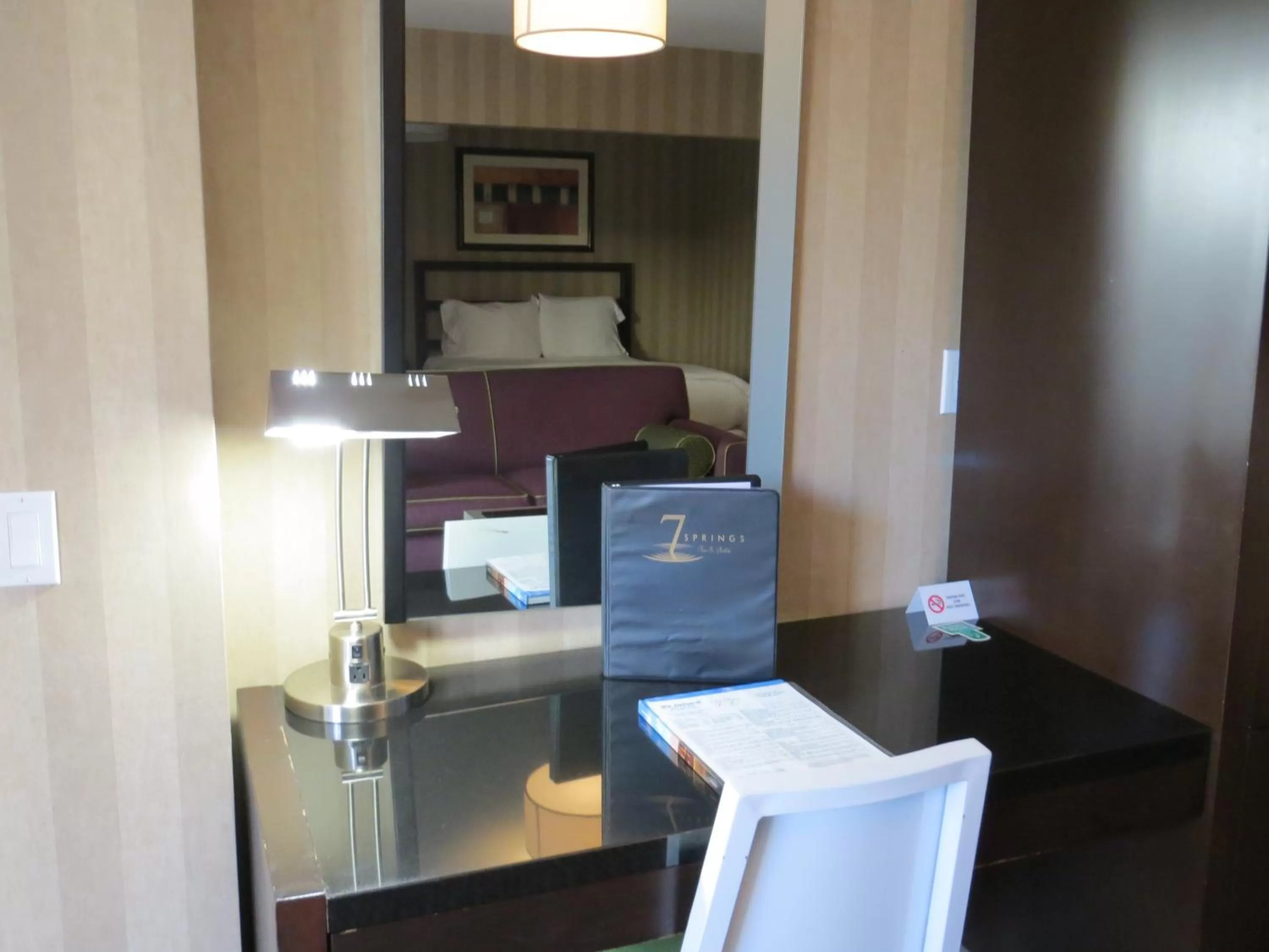 Seating area, Bed in 7 Springs Inn & Suites