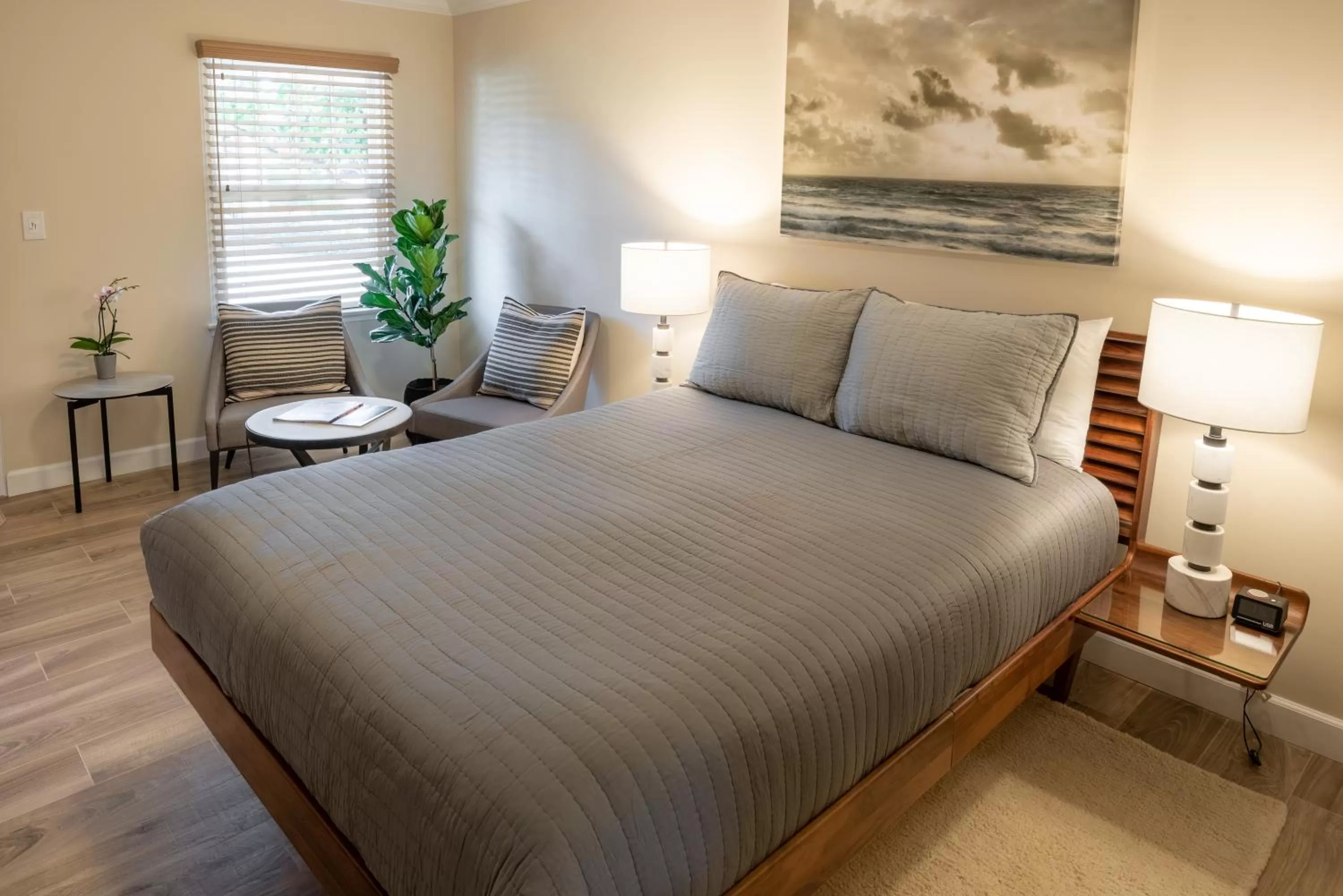 Photo of the whole room, Bed in Harbor House Inn