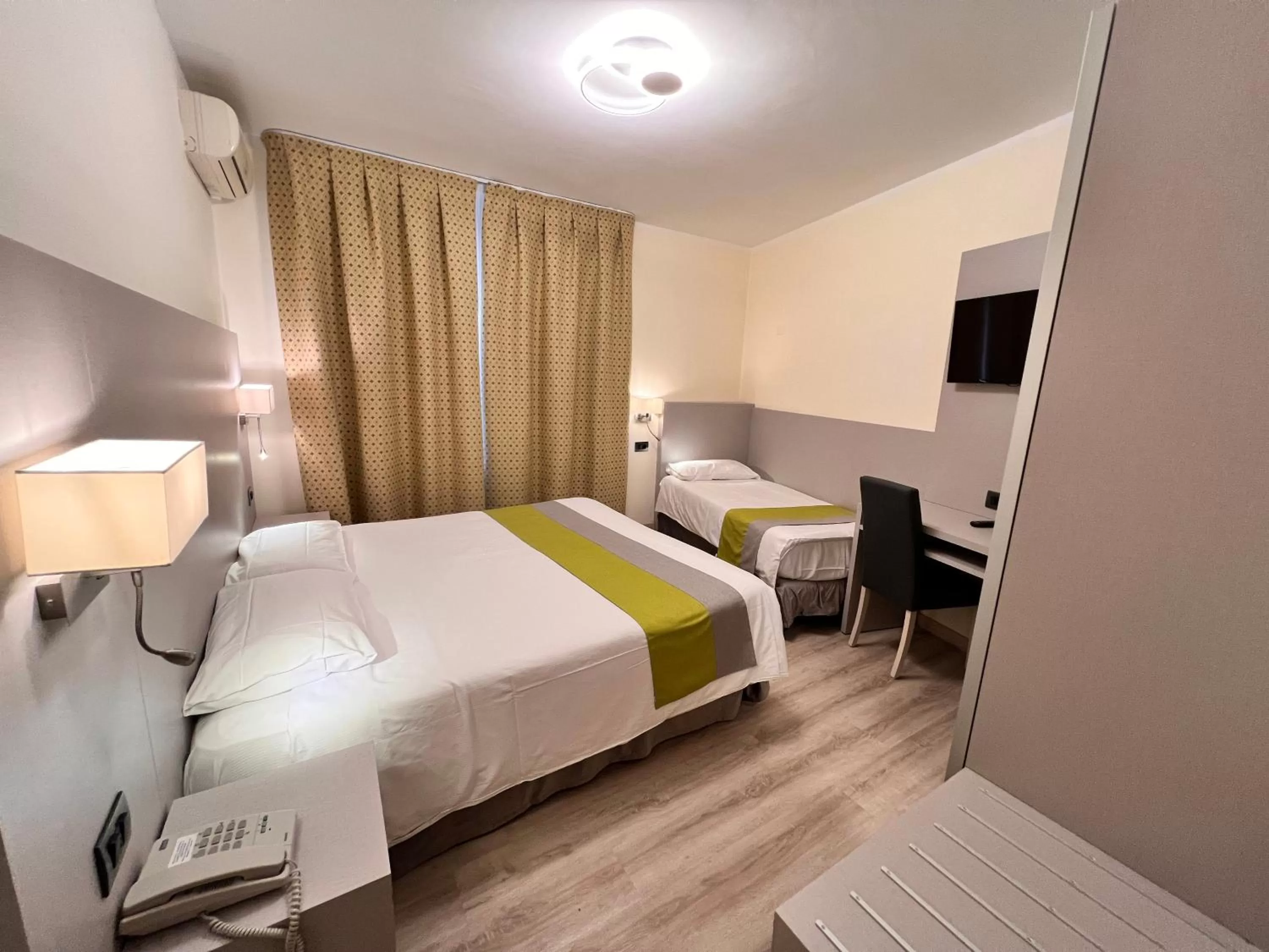 Bedroom, Bed in Hotel Aurora