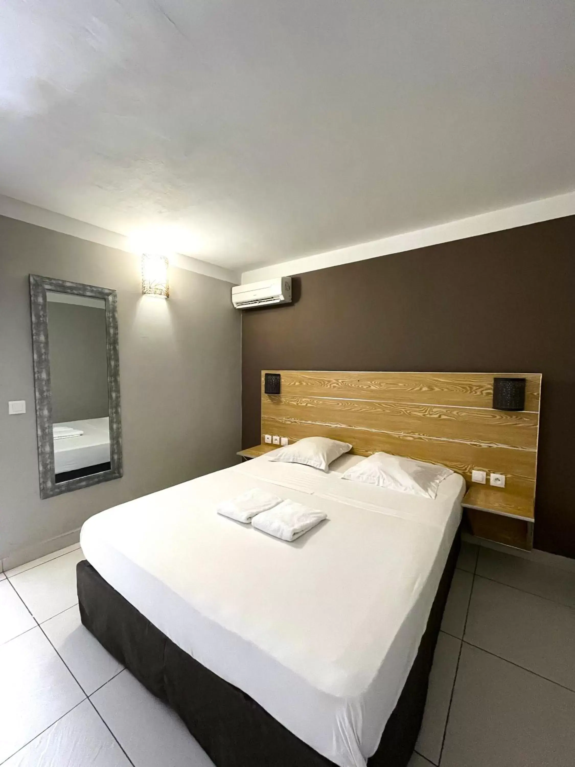 Photo of the whole room, Bed in Hôtel Select - Réunion