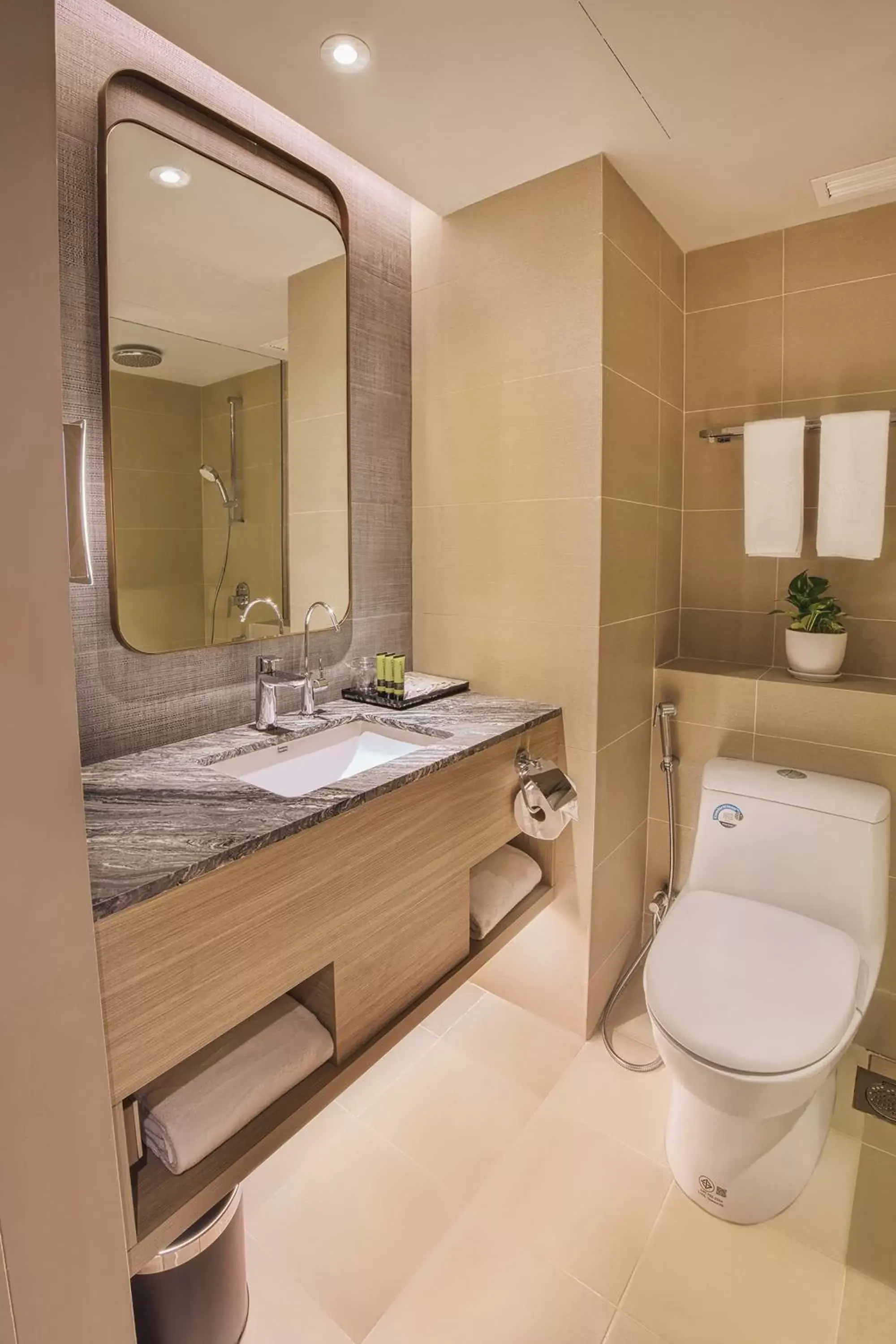 Bathroom in Peninsula Excelsior Singapore, A Wyndham Hotel