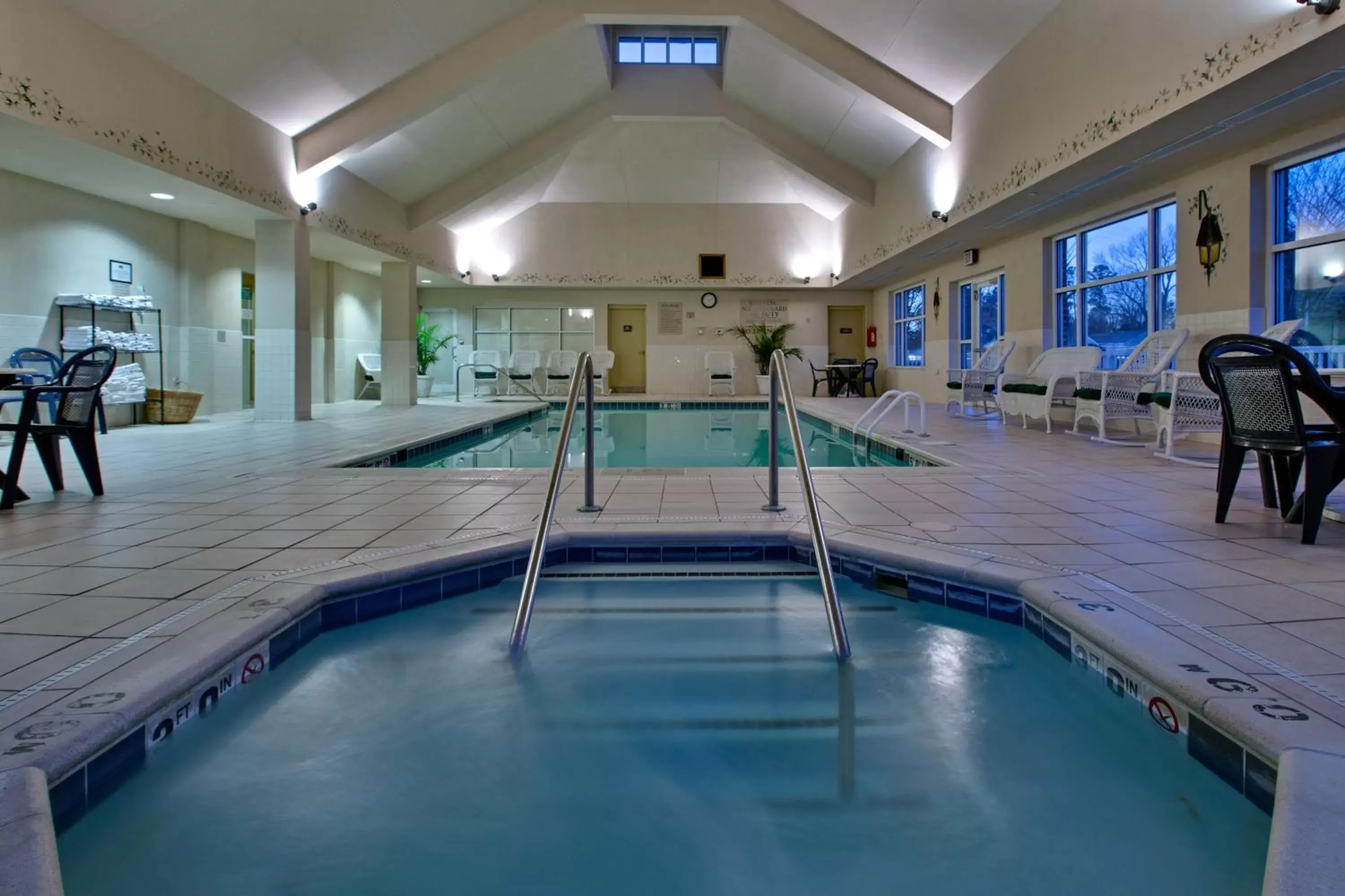 Swimming Pool in Country Inn & Suites by Radisson, Williamsburg Historic Area, VA