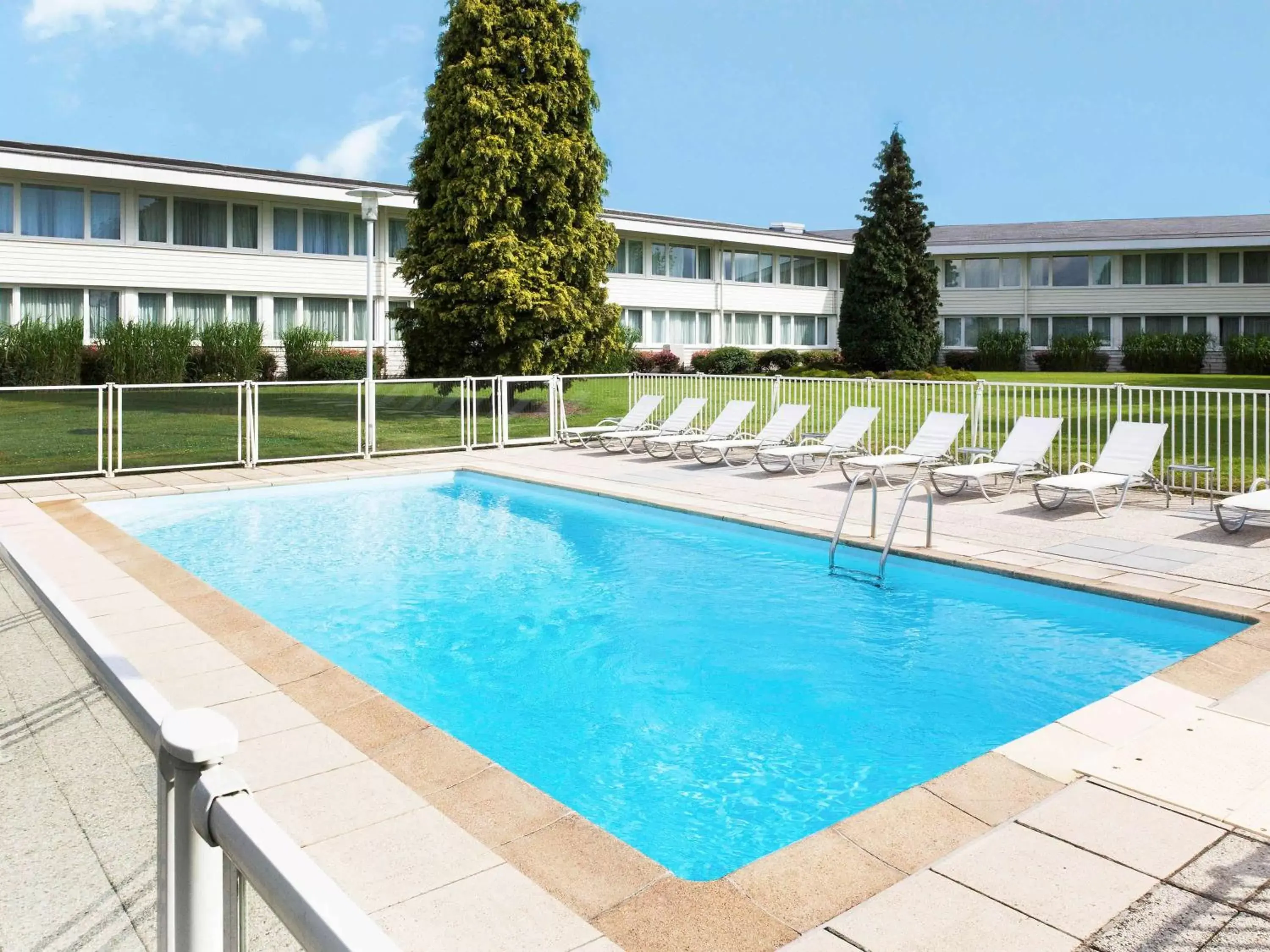 Property building, Swimming Pool in Novotel Lille Aéroport