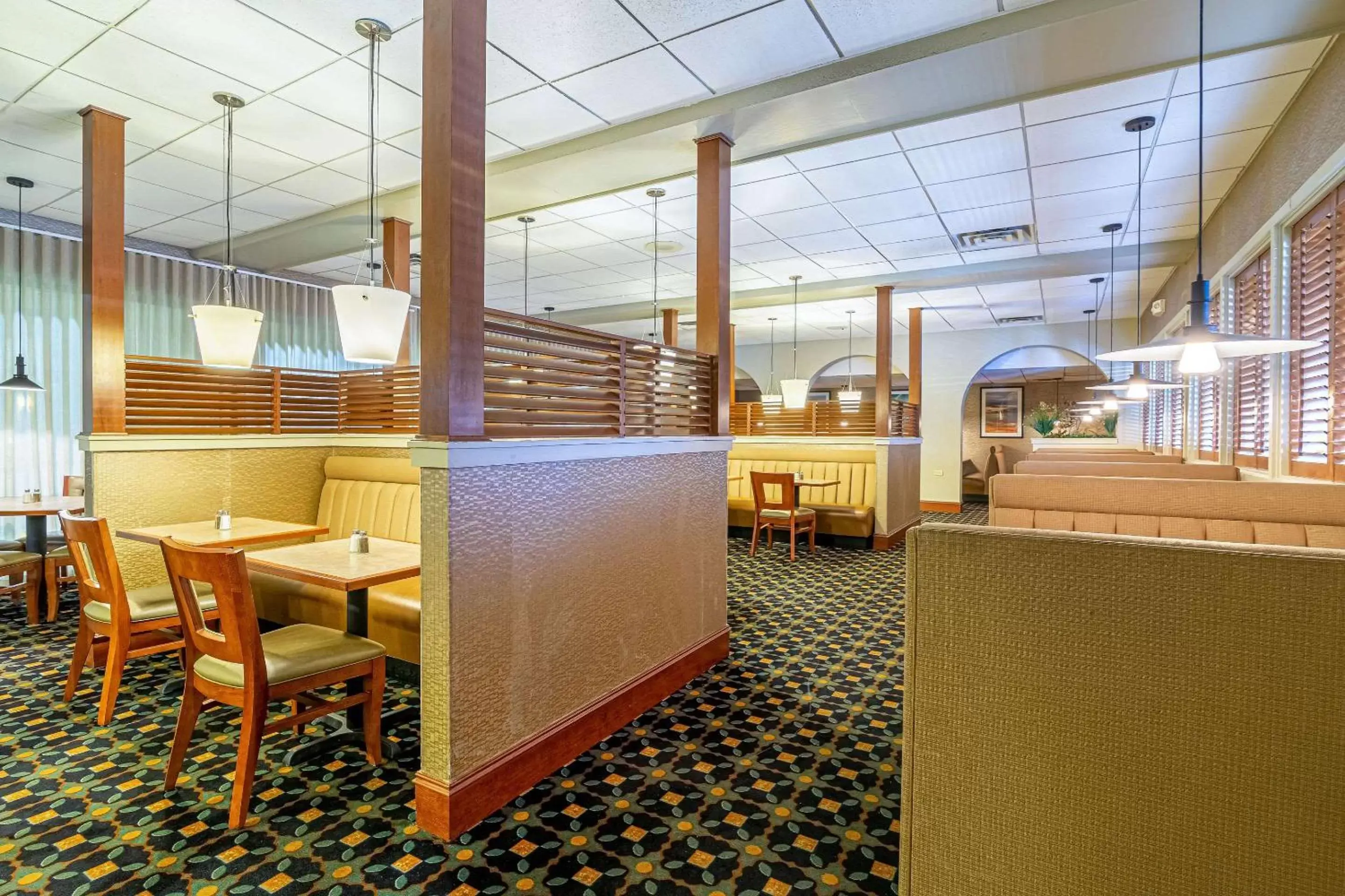 Restaurant/places to eat in Clarion Hotel Convention Center