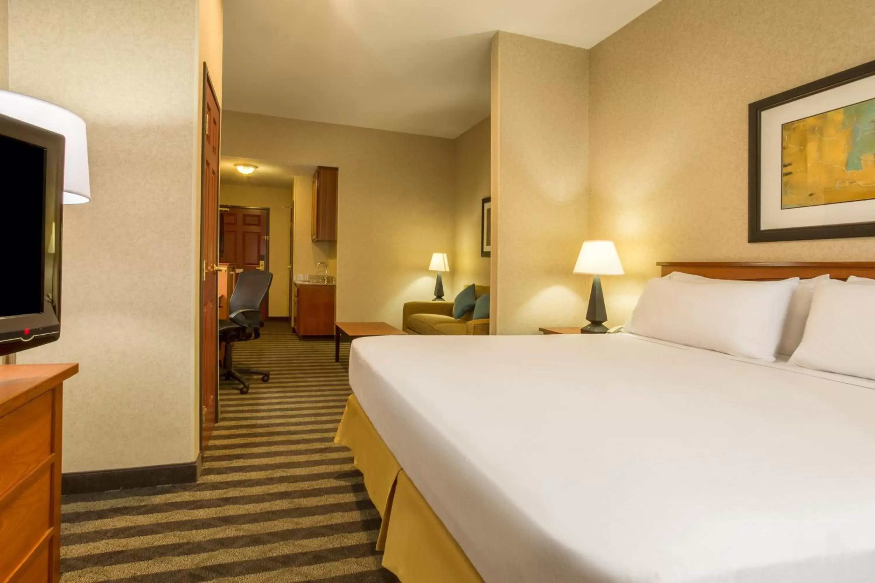 Bedroom, Bed in Holiday Inn Express Hotel & Suites Manteca, an IHG Hotel