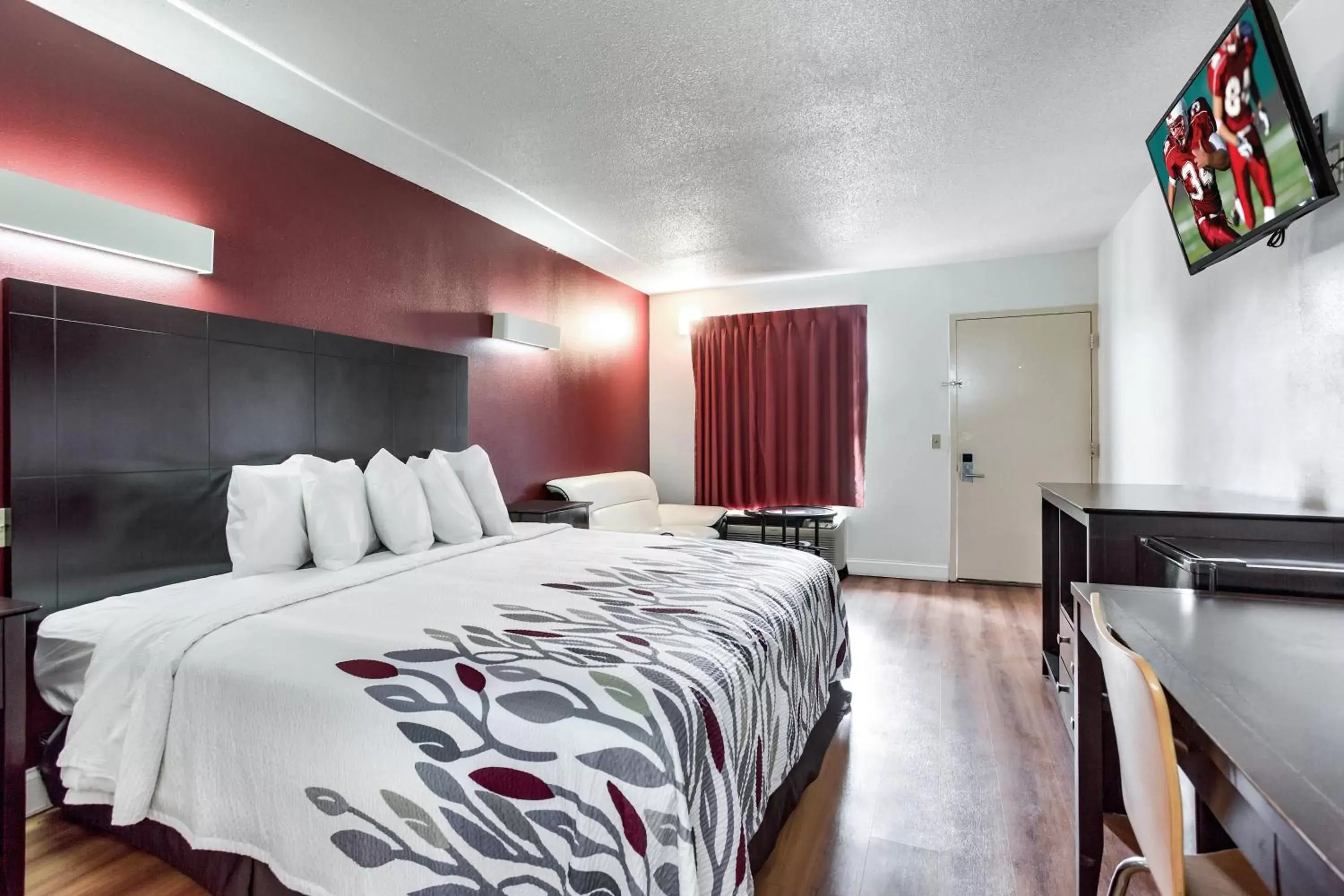 Photo of the whole room, Bed in Red Roof Inn Monteagle - I-24 Photo of the whole room, Bed in Red Roof Inn Monteagle - I-24