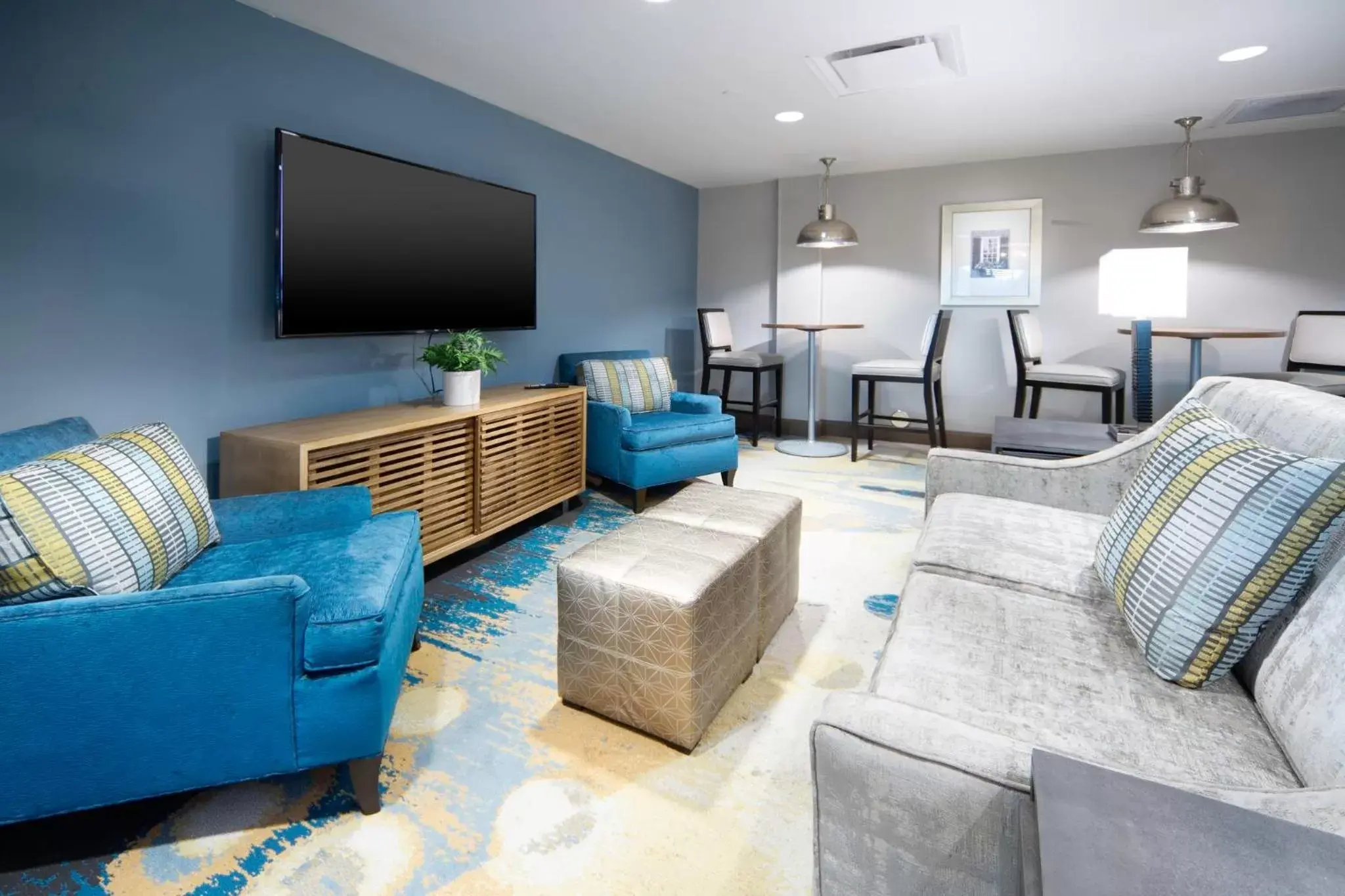 Lobby or reception, Seating Area in Staybridge Suites - Summerville, an IHG Hotel