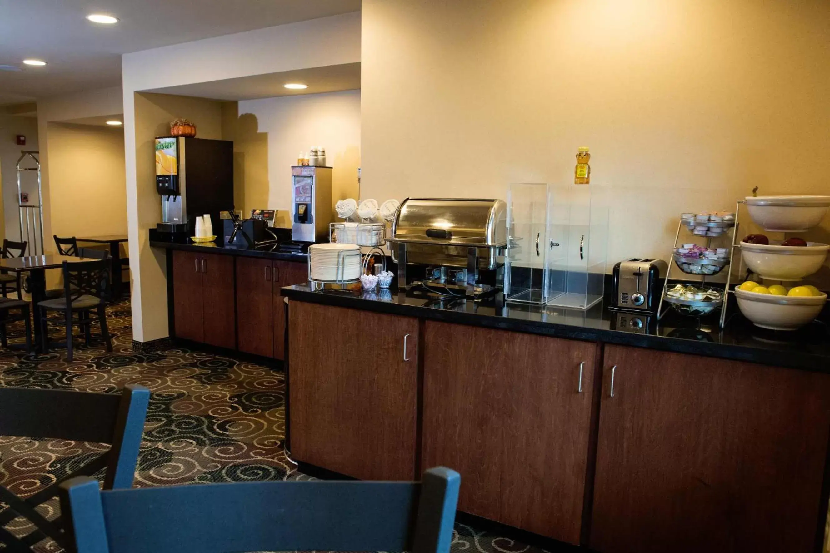 Breakfast, Restaurant/Places to Eat in Cobblestone Hotel & Suites - Knoxville