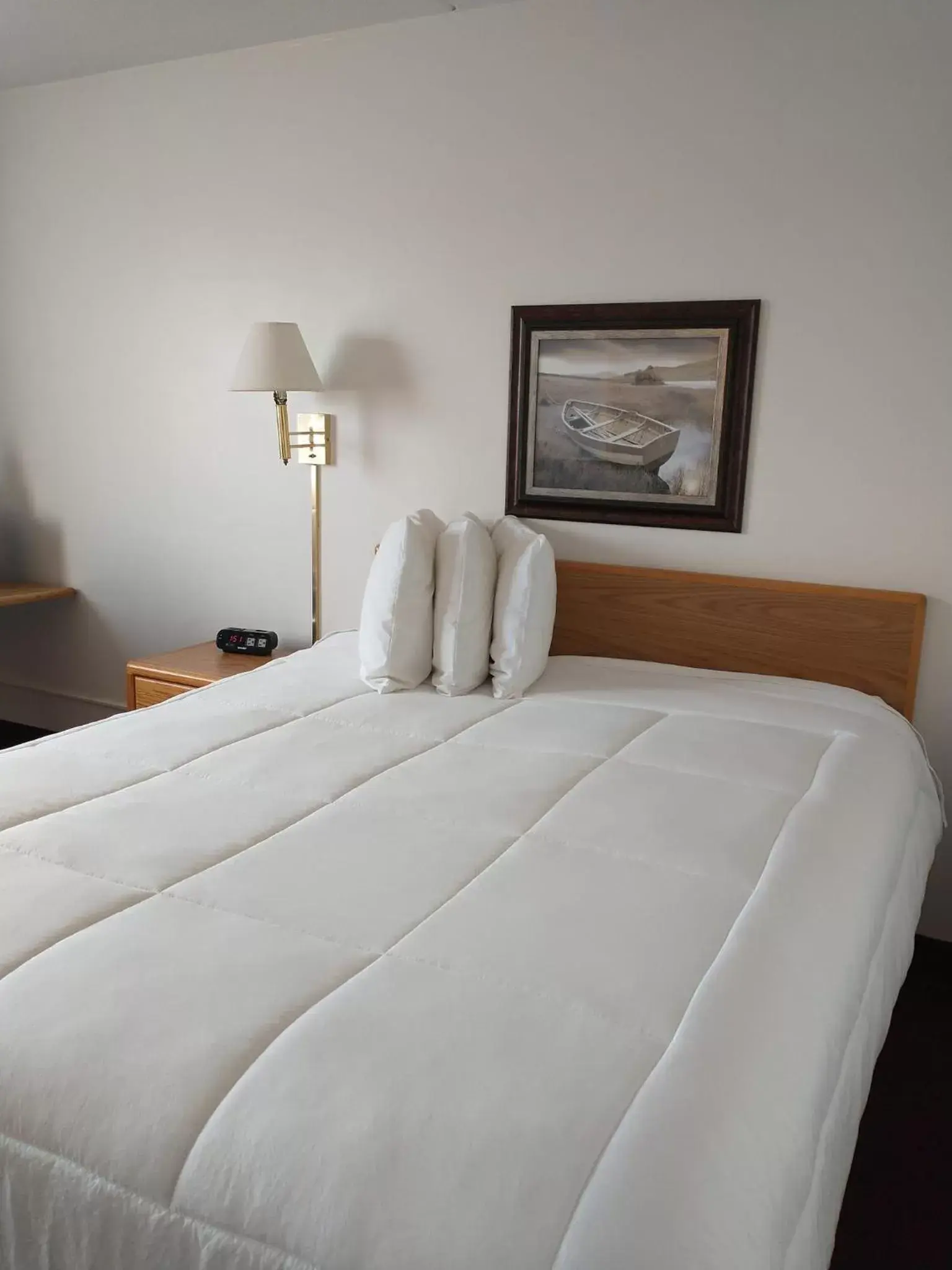 Bedroom, Bed in Sauk River Inn & Suites, a Travelodge by Wyndham Bedroom, Bed in Sauk River Inn & Suites, a Travelodge by Wyndham