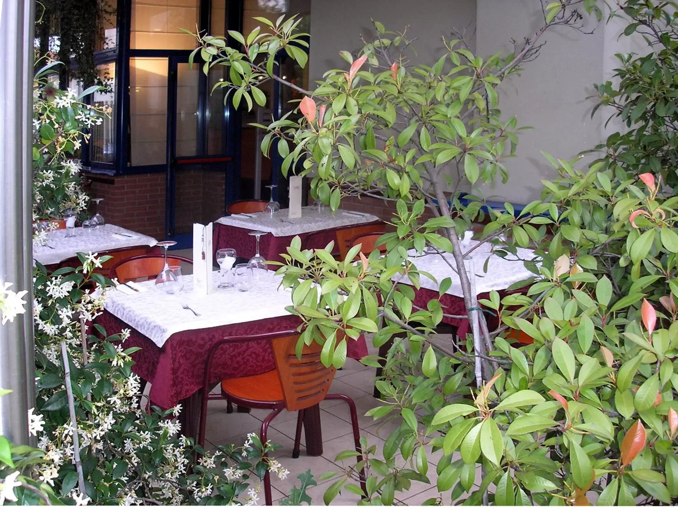 Garden, Restaurant/Places to Eat in Welcome Hotel