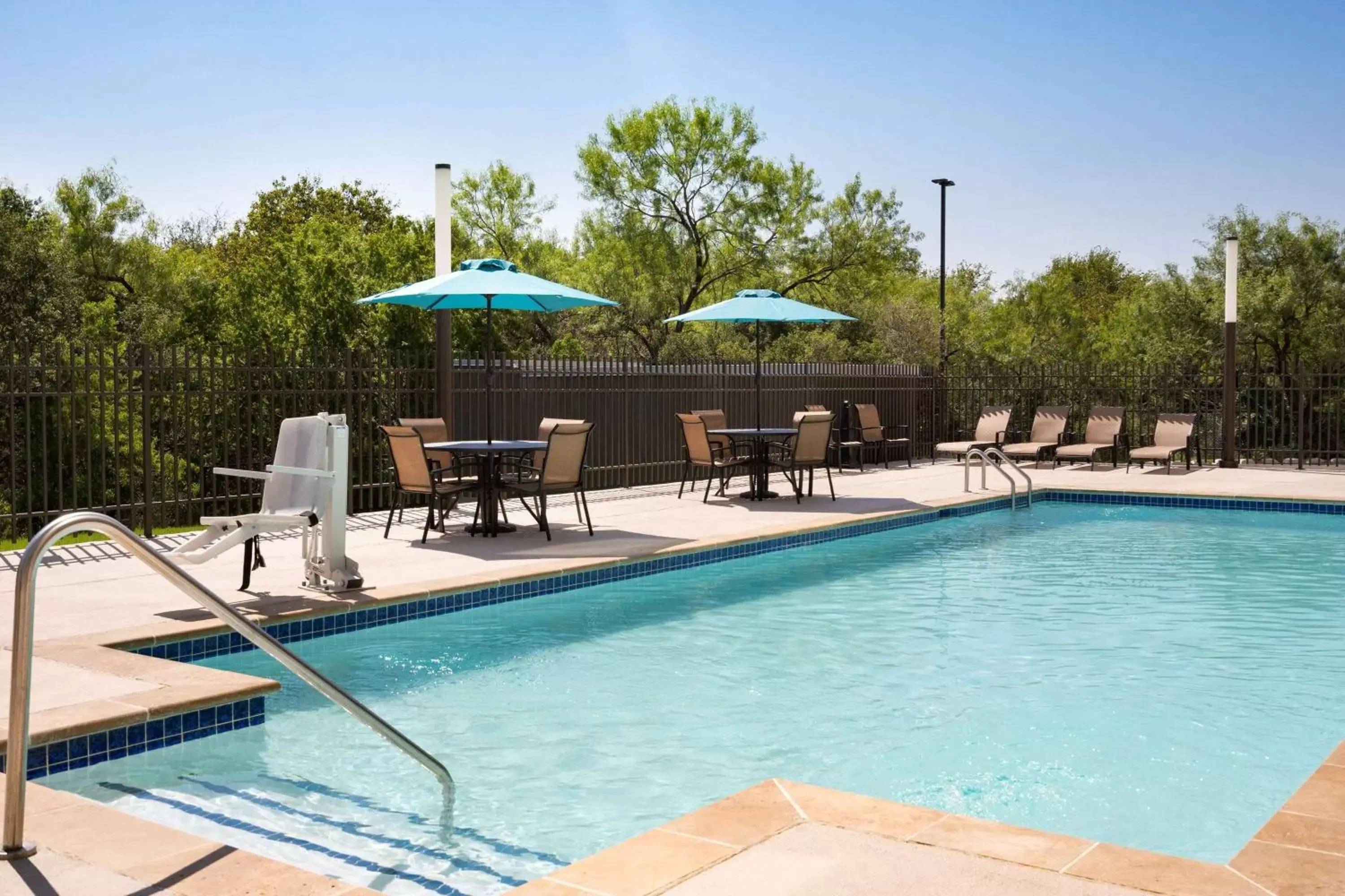 On site, Swimming Pool in La Quinta Inn & Suites by Wyndham San Antonio Seaworld LAFB
