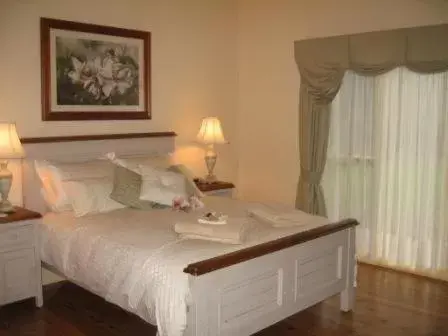 Bedroom, Bed in Pericoe Retreat
