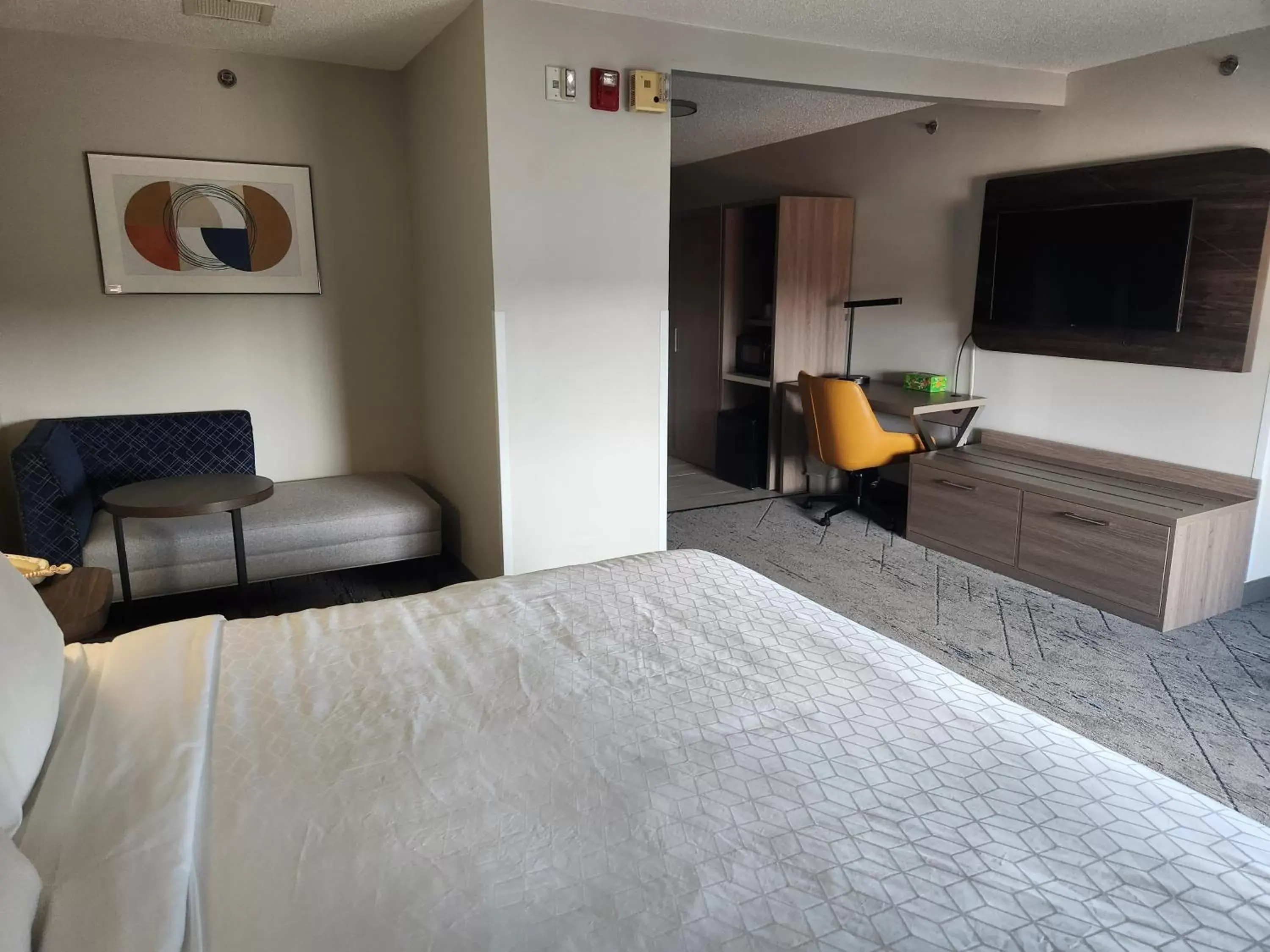 Bed in Holiday Inn Express & Suites Alliance, an IHG Hotel