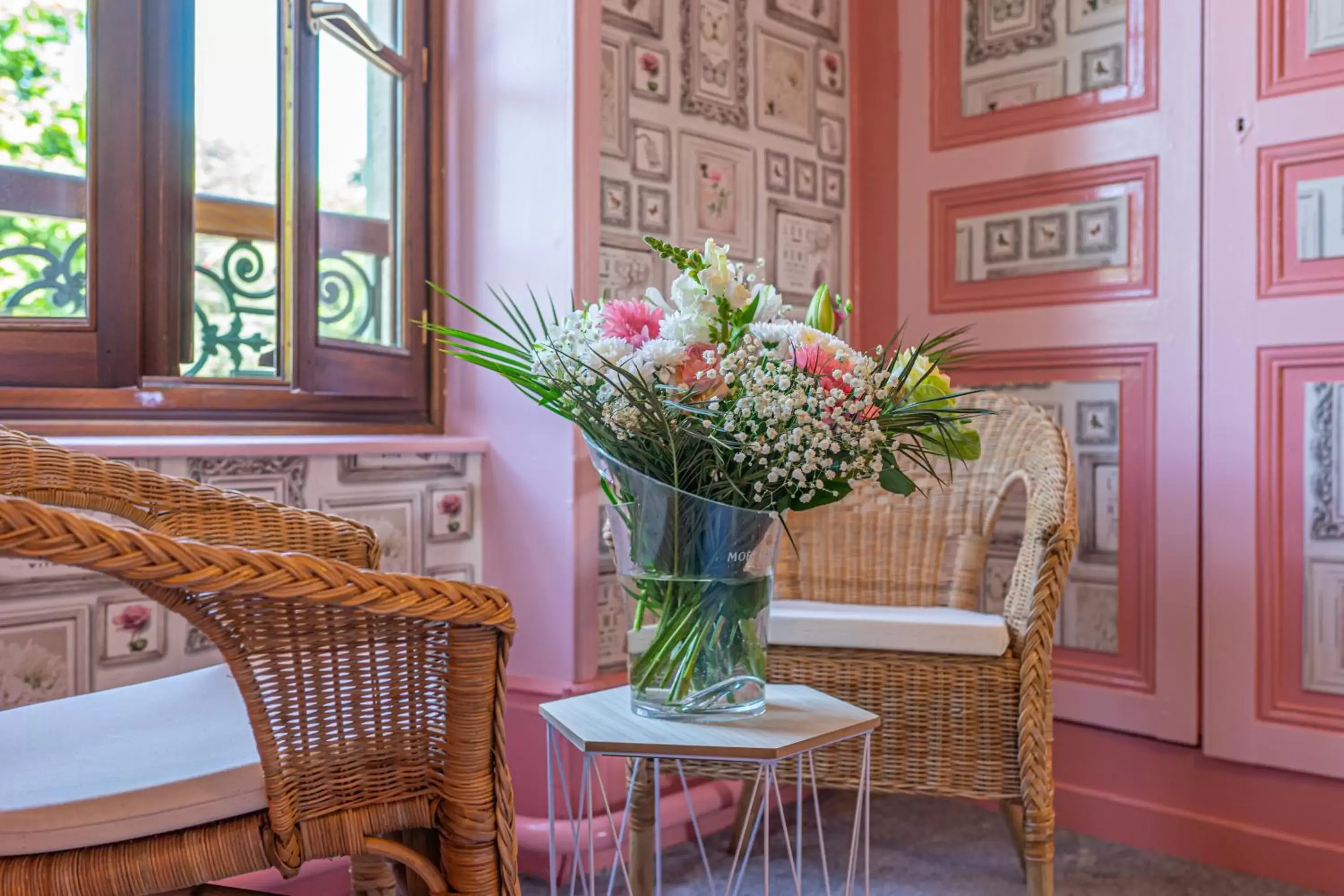 Living room in Hôtel Au Coq Dort Spa