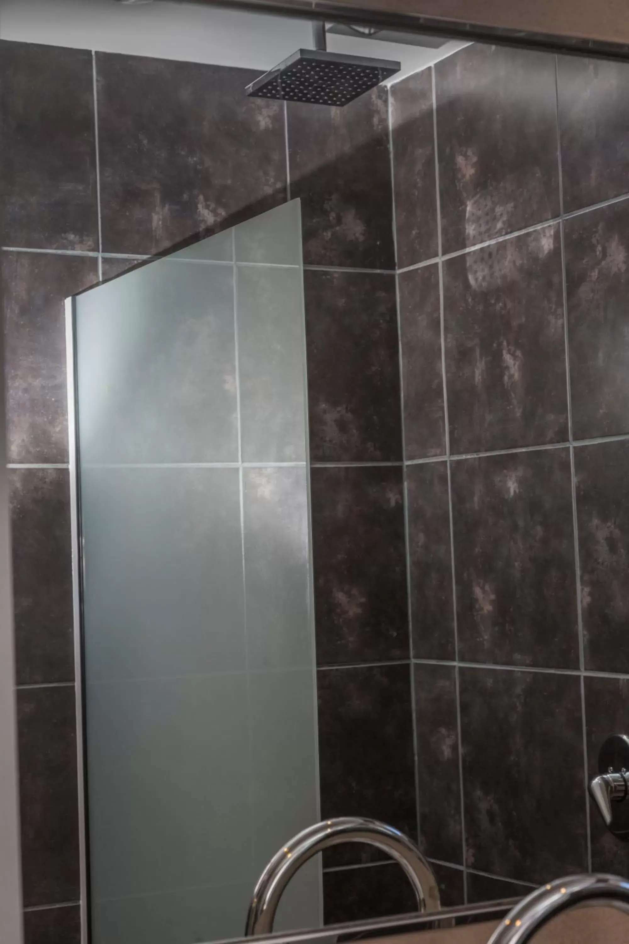 Shower, Bathroom in Tierra Tehuelche Hostería y Aparts