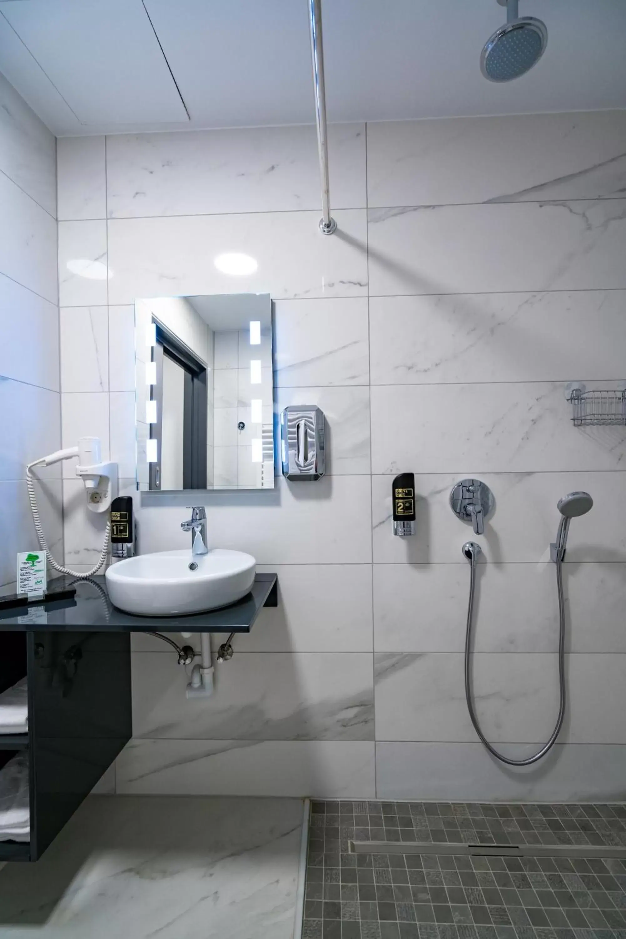 Shower, Bathroom in Hotel Kreis Residenz München