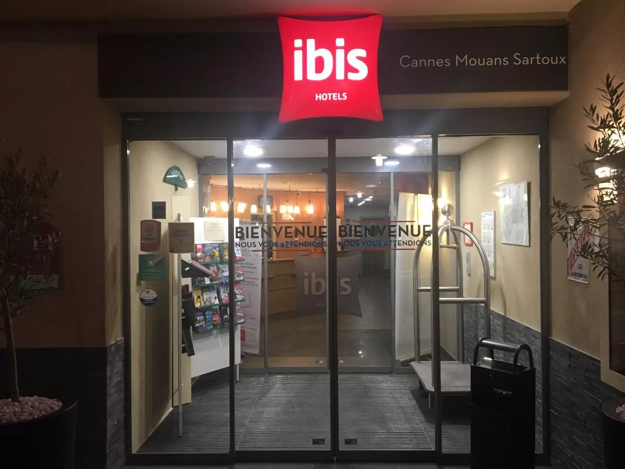 Facade/entrance in IBIS Cannes Mouans Sartoux Piscine parking gratuit