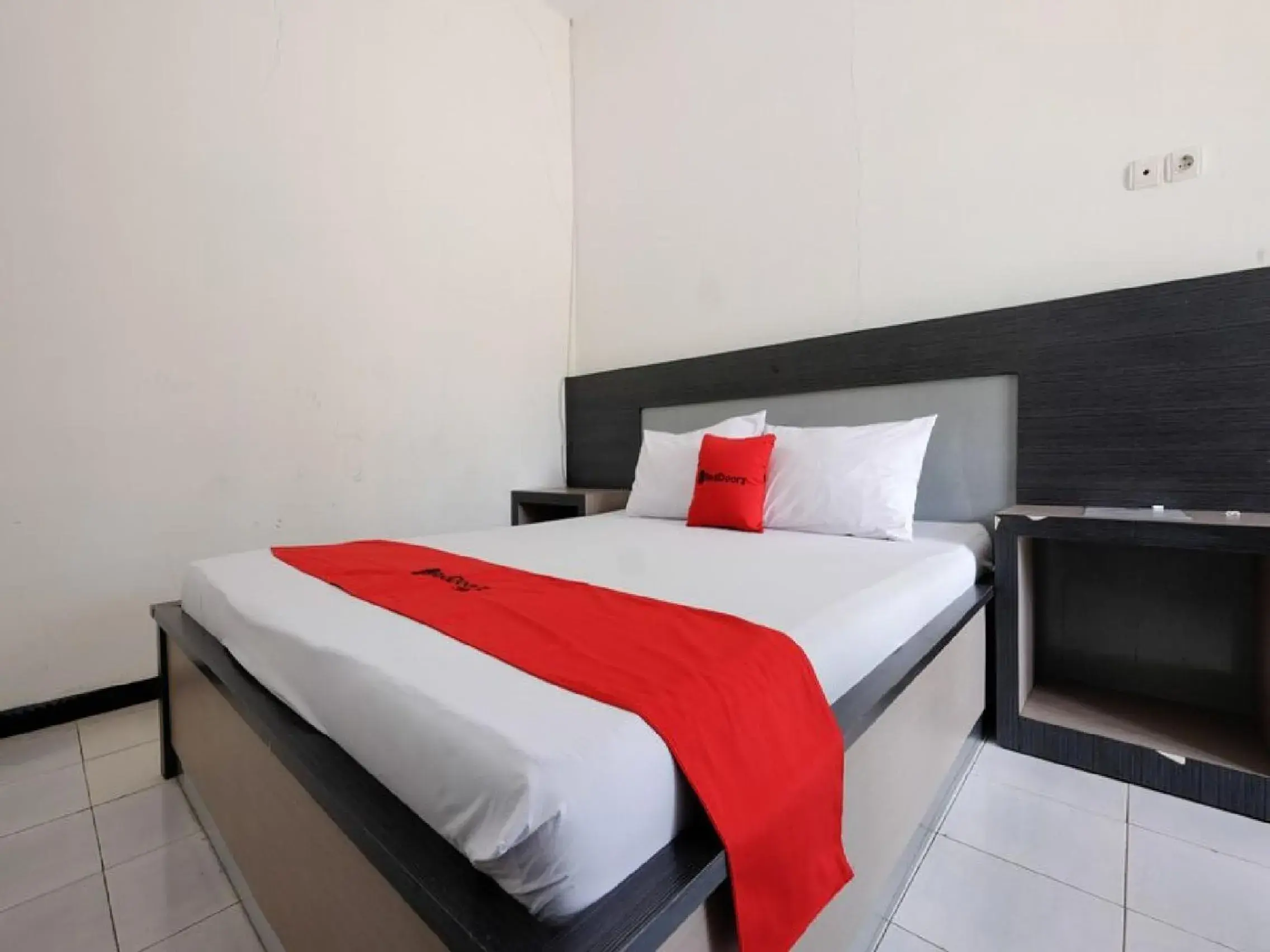 Bedroom, Bed in RedDoorz near Moro Mall Purwokerto