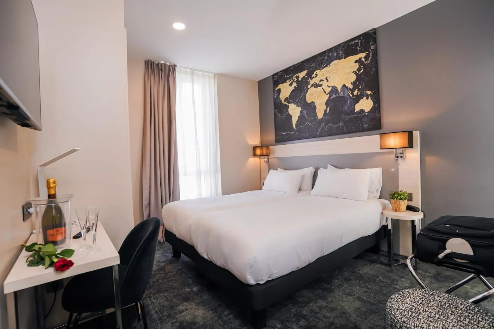 Bed in Hôtel Univers