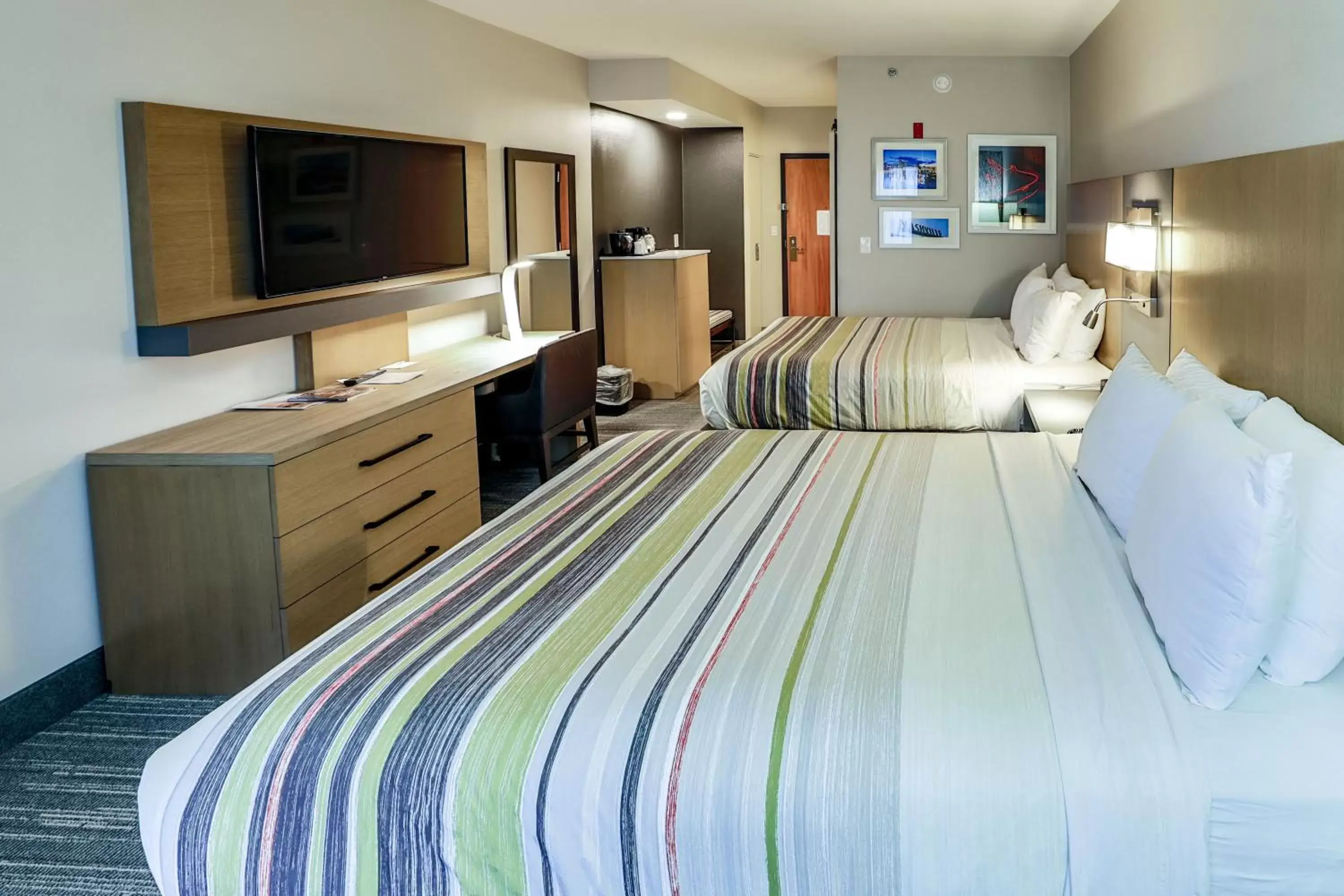 Bed in Country Inn & Suites by Radisson, Nashville Airport, TN