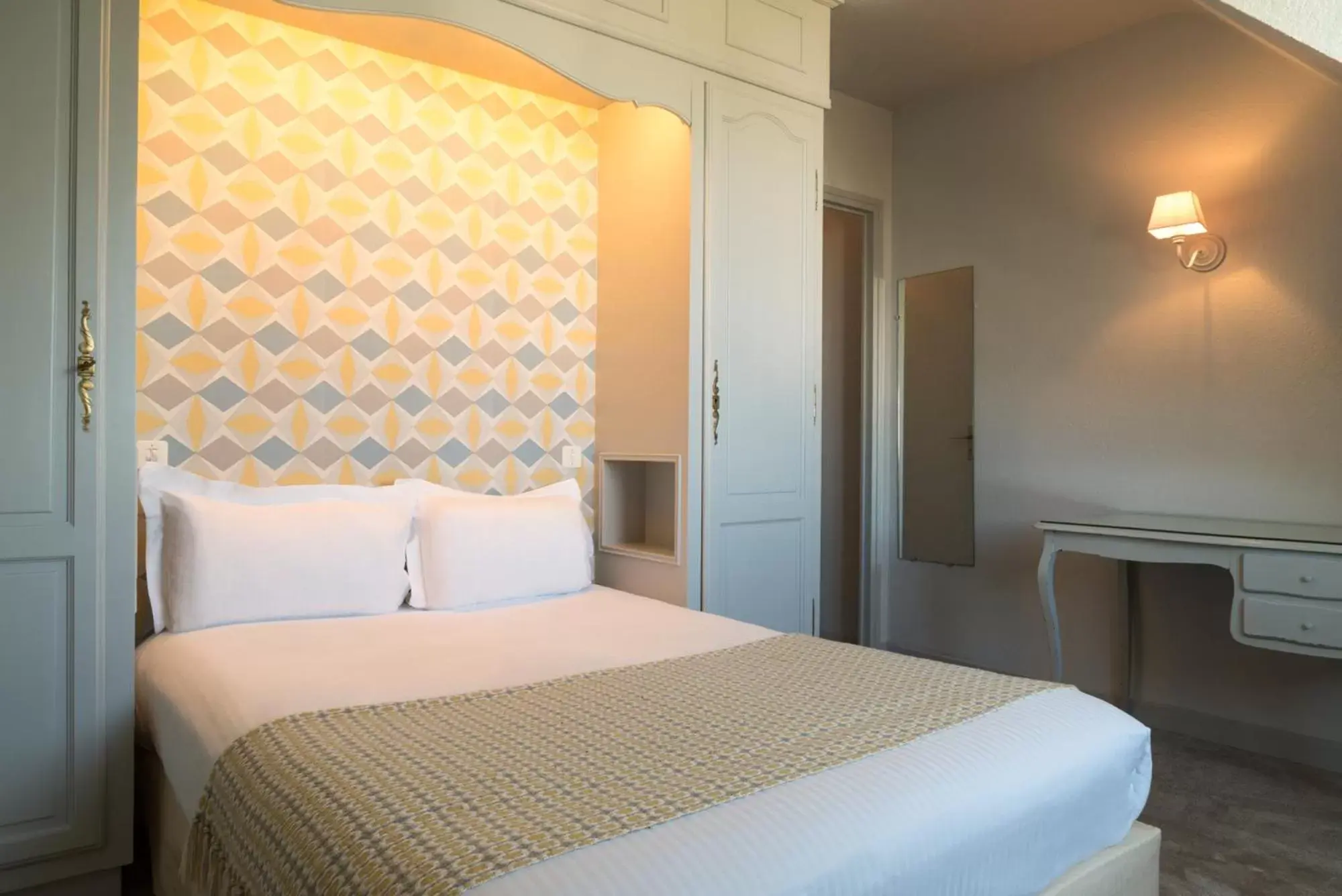 Photo of the whole room, Bed in The Originals City, Hôtel Armen Le Triton, Roscoff (Inter-Hotel)