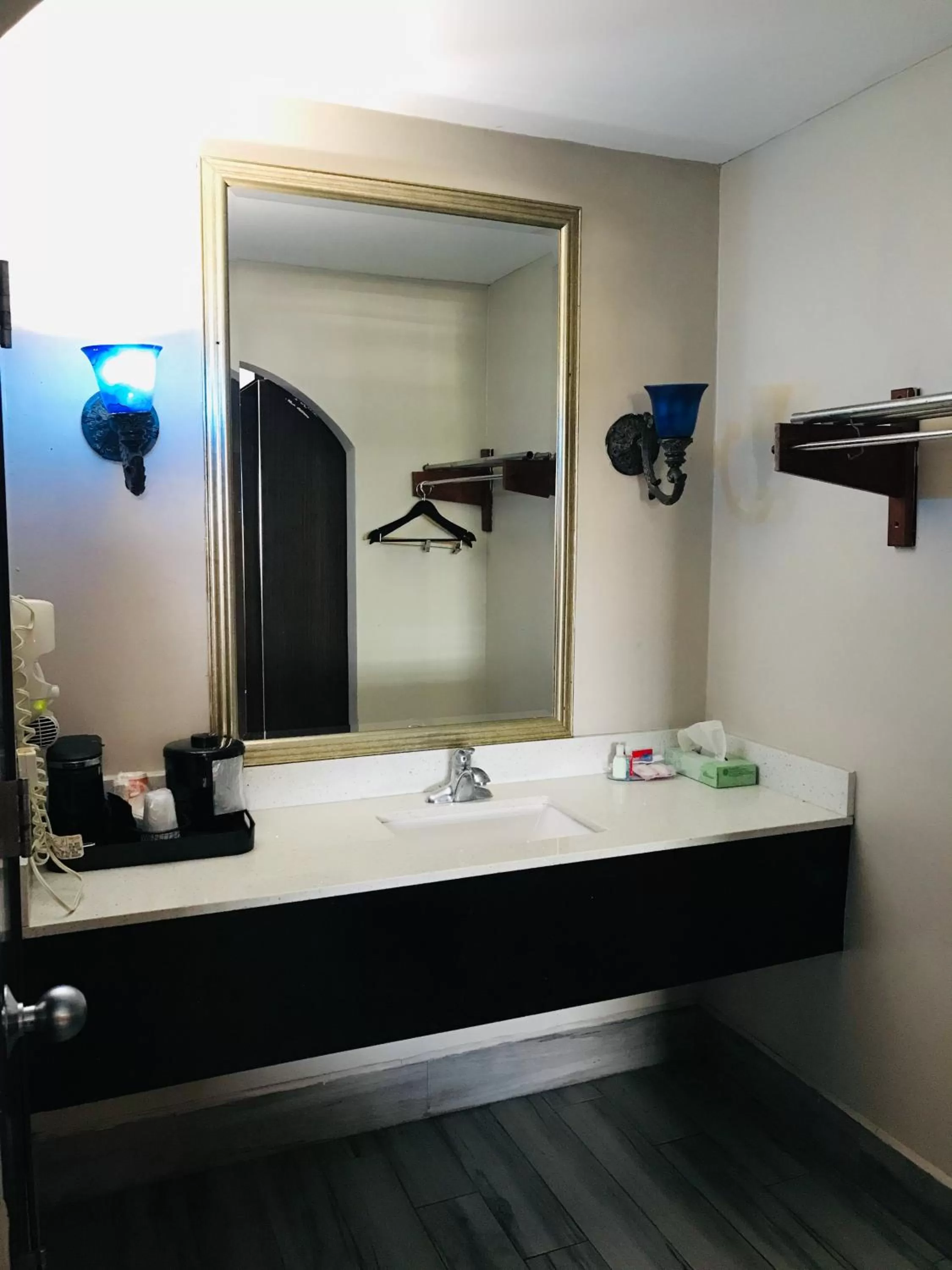 Bathroom in Summit Inn - Houston Medical Center - NRG Park