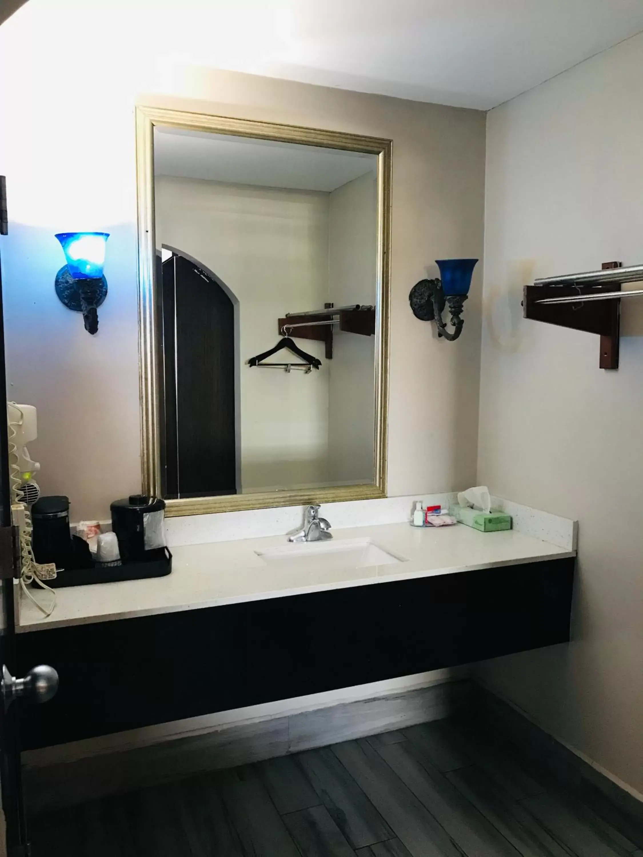 Bathroom in Summit Inn - Houston Medical Center - NRG Park