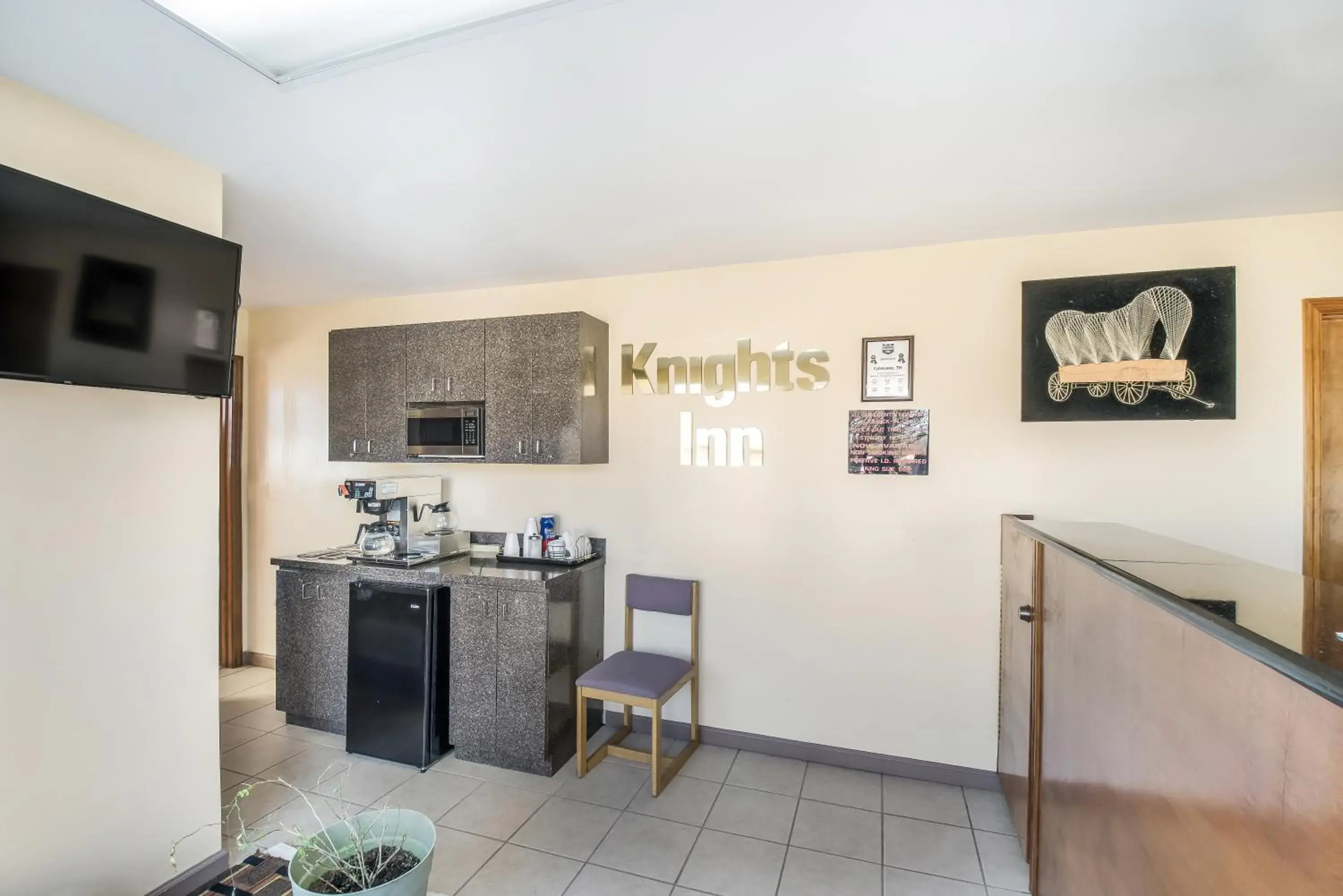 Kitchen/Kitchenette in Knights Inn - Cleveland