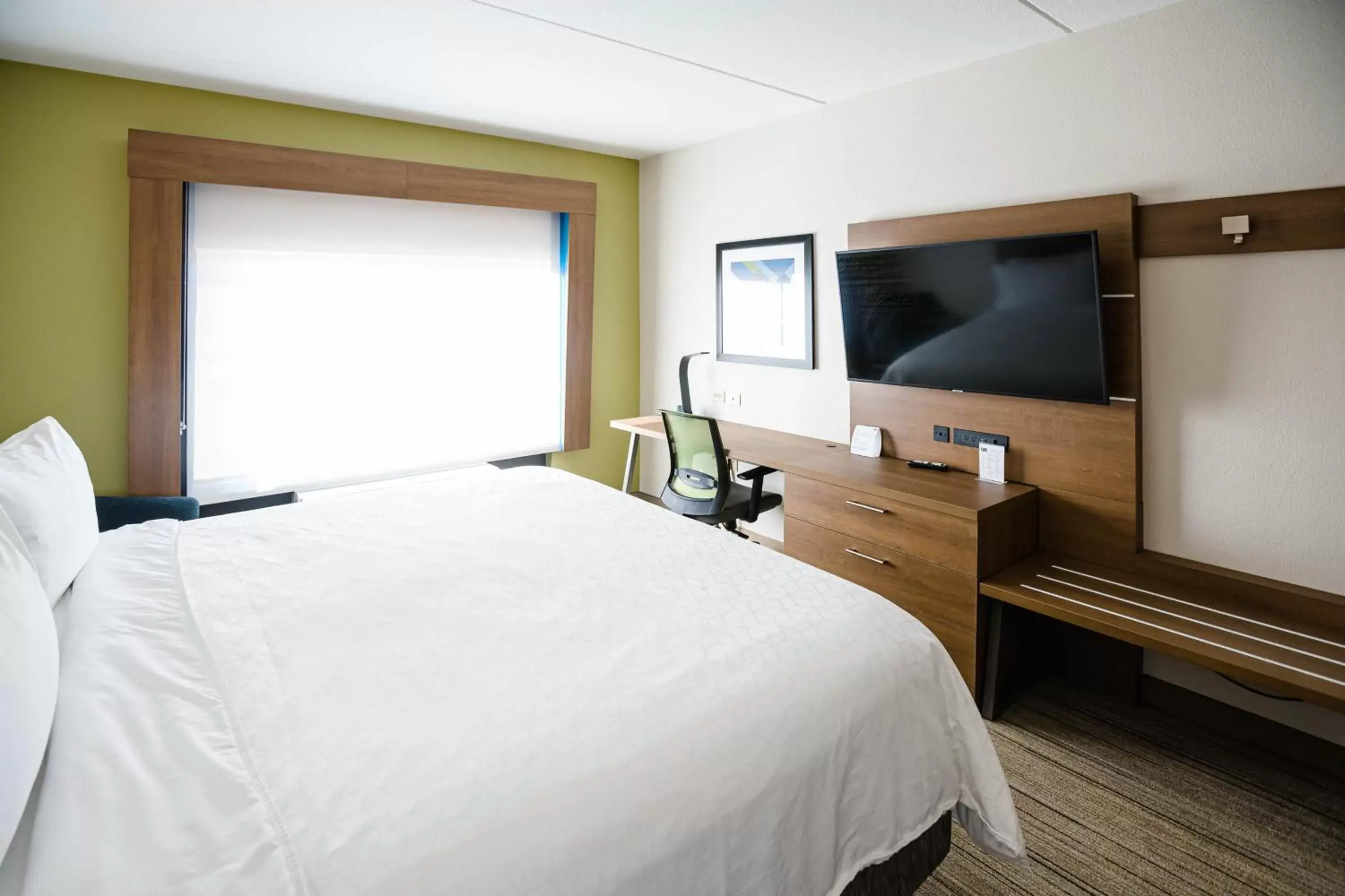 Photo of the whole room, Bed in Holiday Inn Express & Suites Knoxville-Farragut, an IHG Hotel