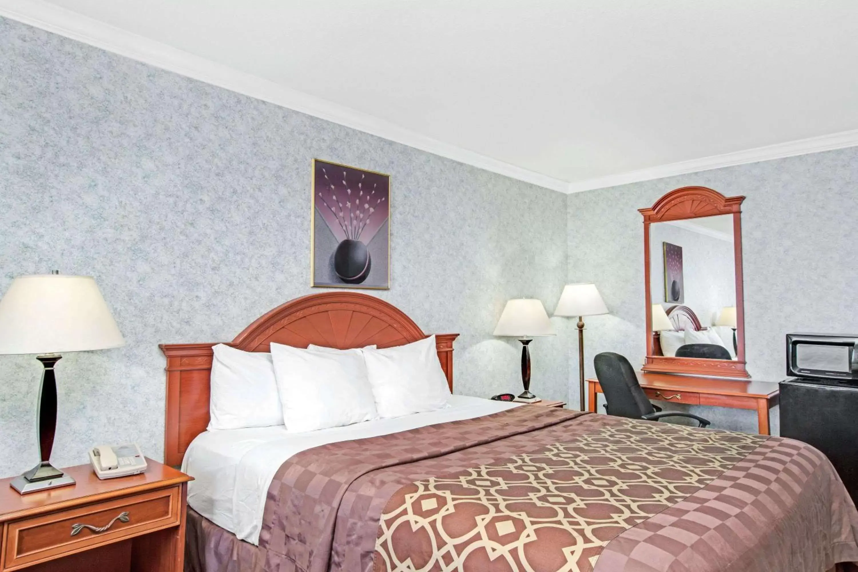 Photo of the whole room, Bed in Days Inn by Wyndham Los Angeles LAX/ Redondo&ManhattanBeach