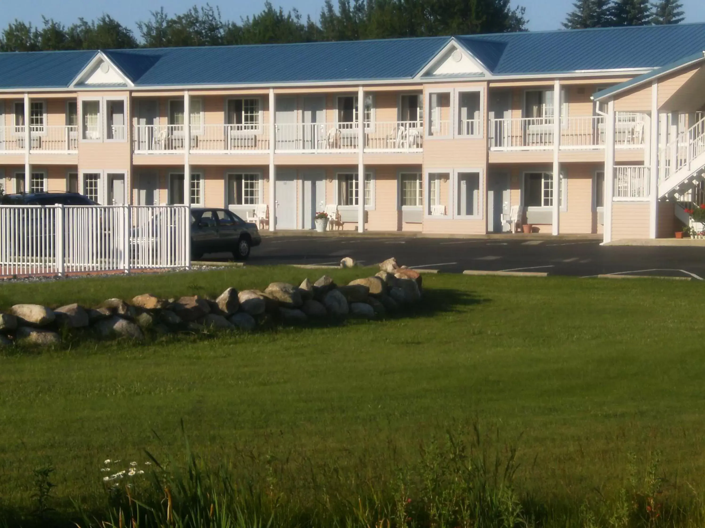 Property Building in Great Lakes Inn Mackinaw City