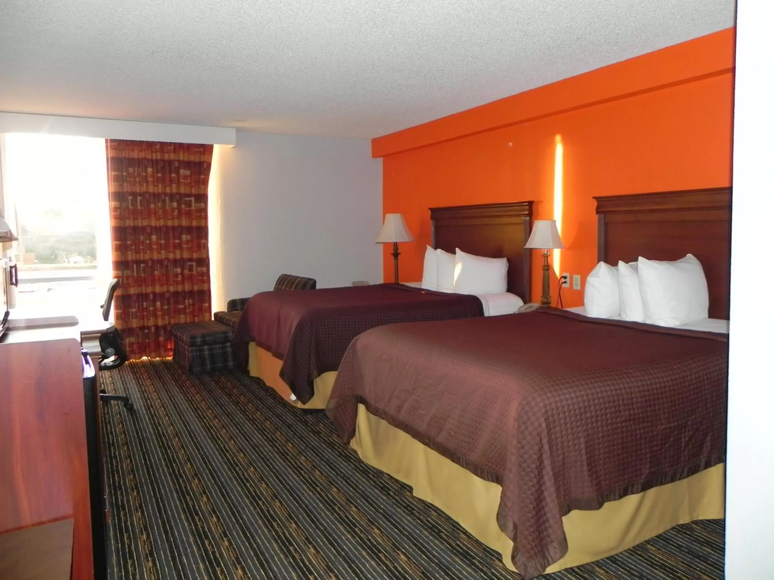 Bed in Howard Johnson by Wyndham Lexington