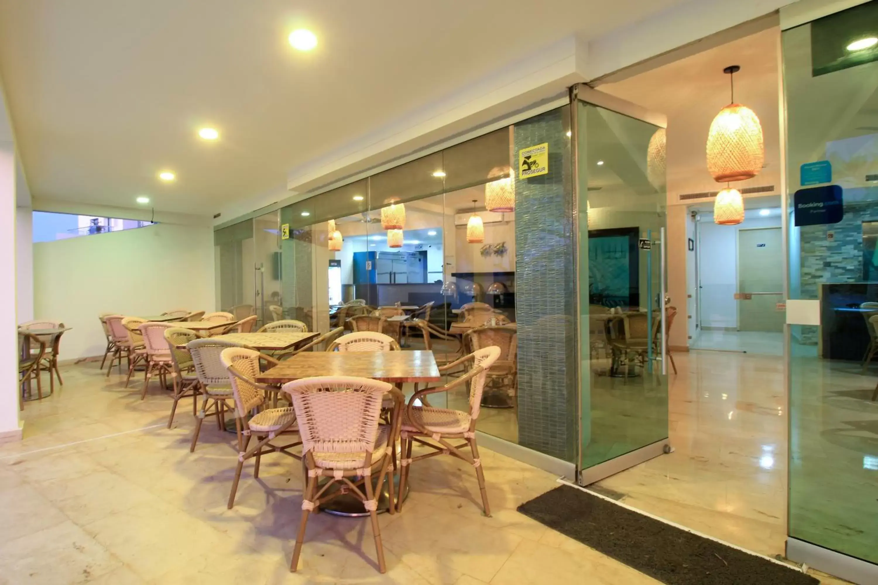 Restaurant/Places to Eat in Hotel Summer Frente Al Mar