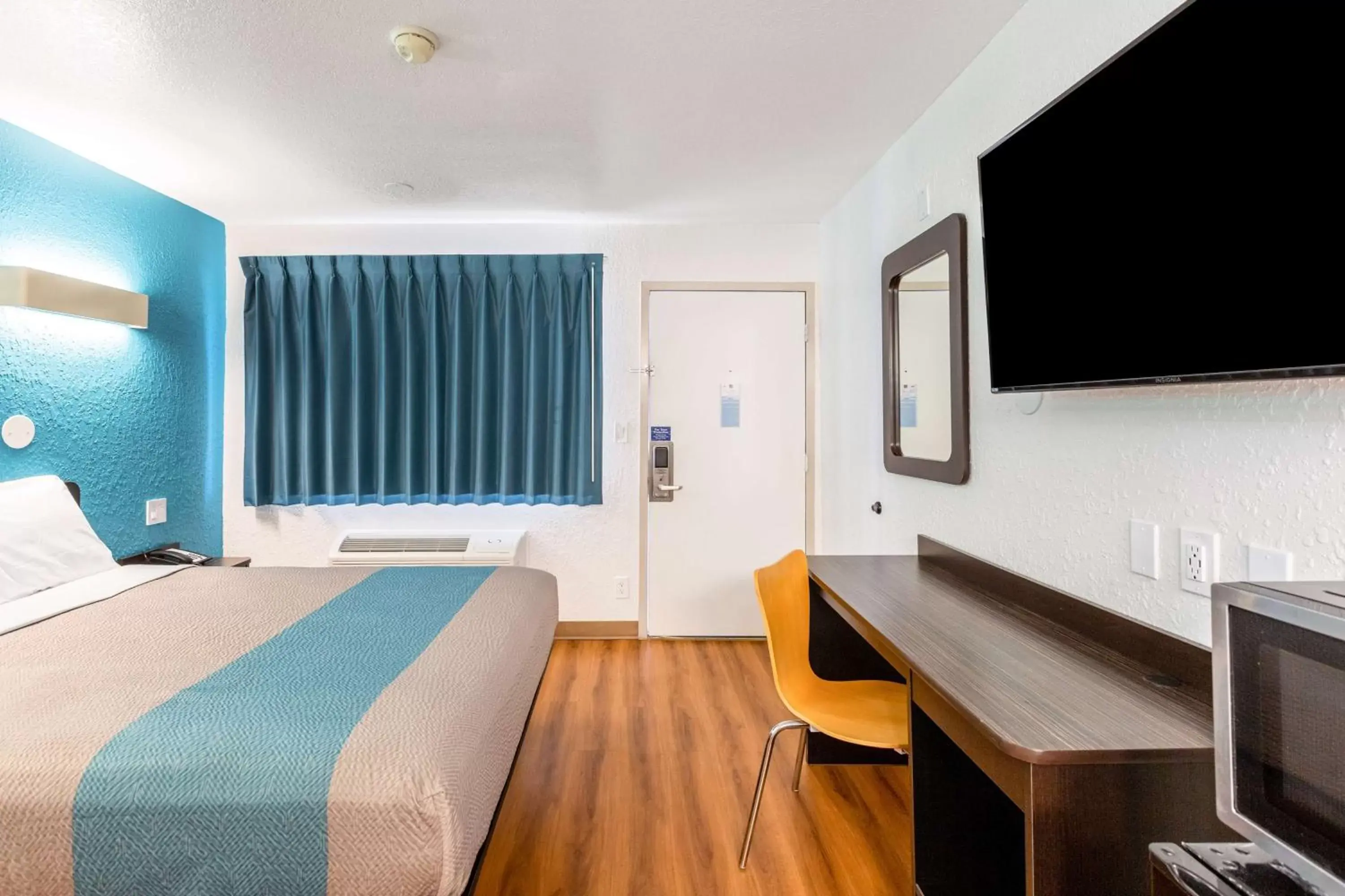 Photo of the whole room, Bed in Motel 6-Valdosta, GA - University Photo of the whole room, Bed in Motel 6-Valdosta, GA - University