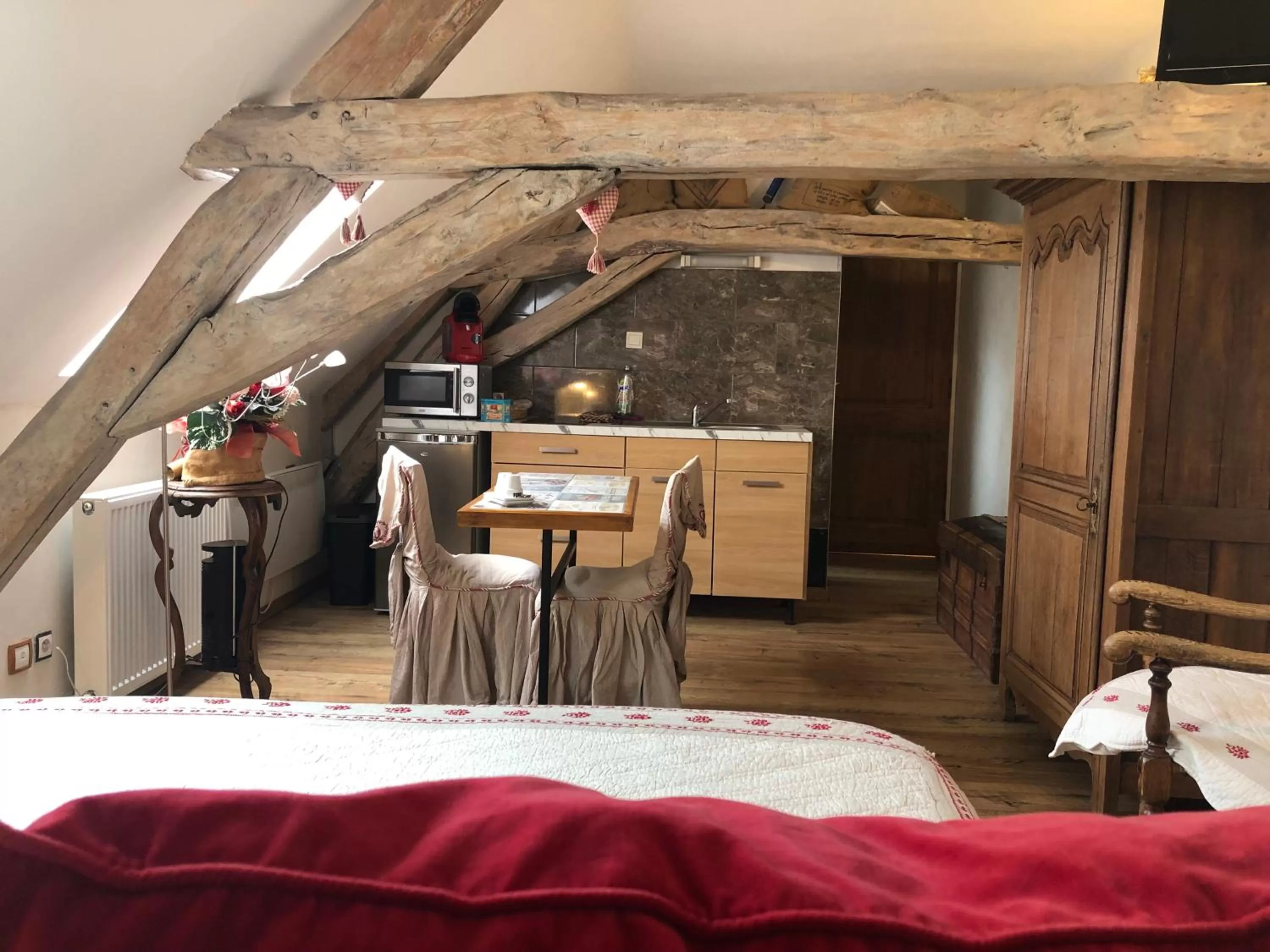 Kitchen or kitchenette, Bed in Aux Logis de la Solre