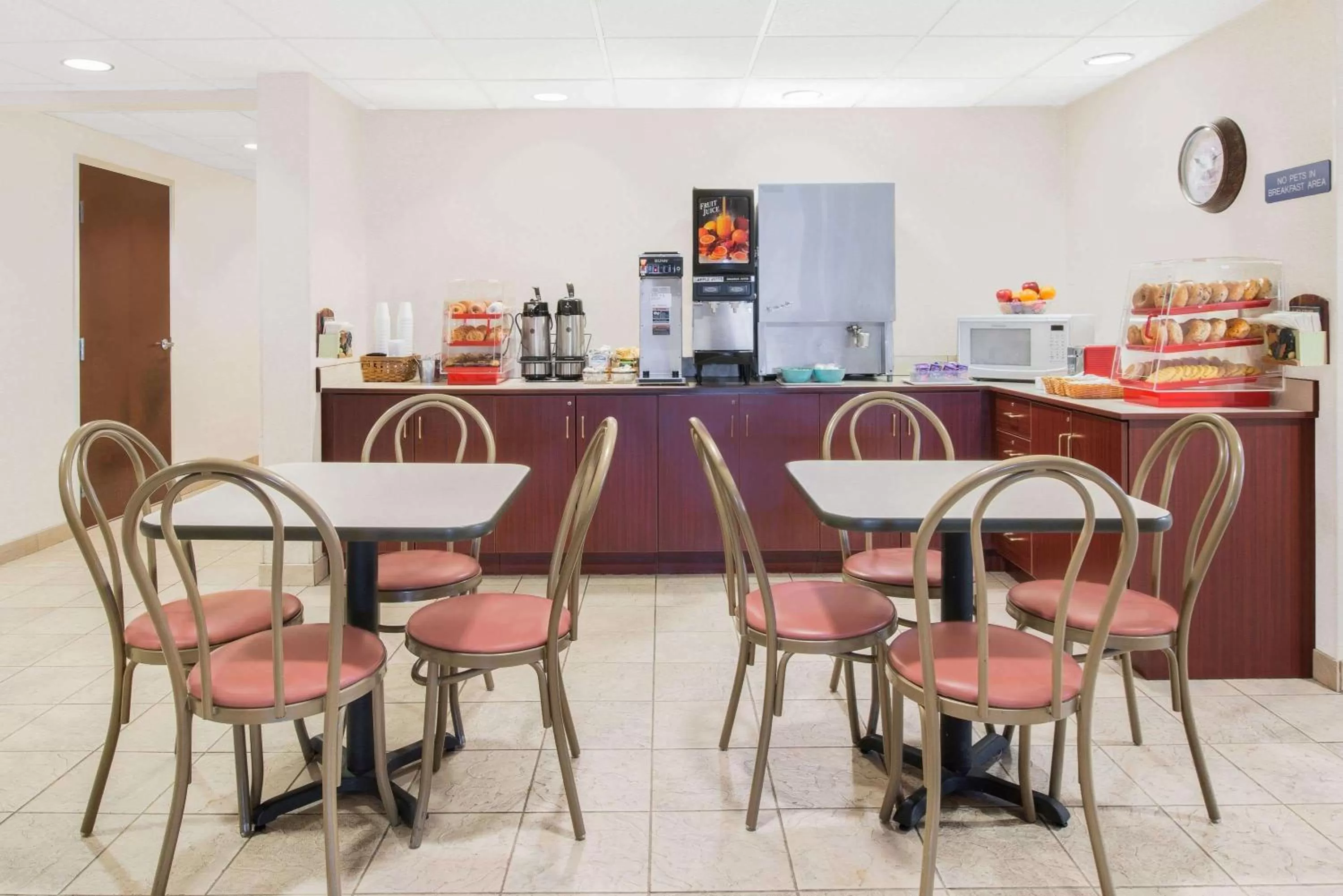 Restaurant/places to eat in Microtel Inn & Suites by Wyndham Hamburg