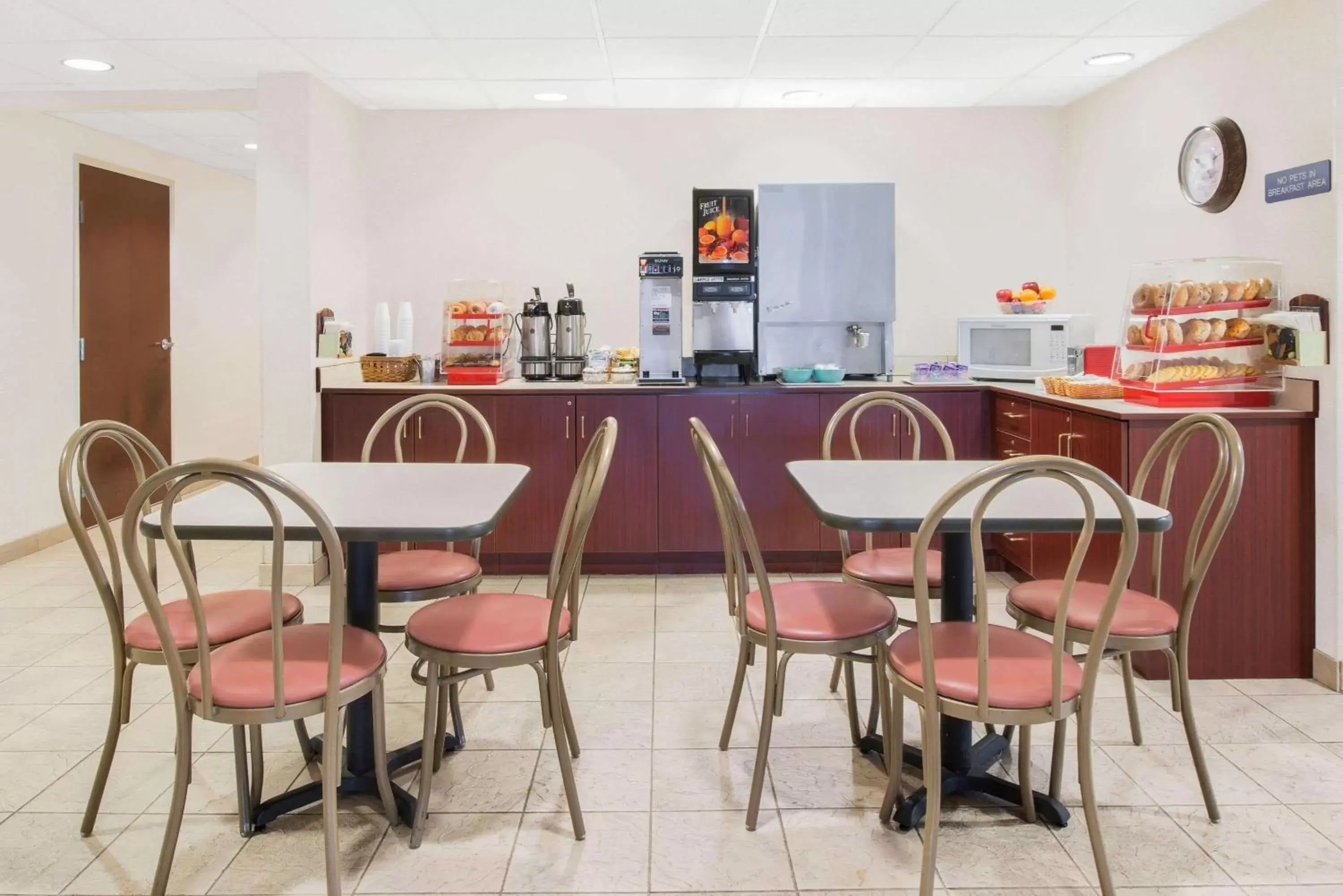 Restaurant/places to eat in Microtel Inn & Suites by Wyndham Hamburg Restaurant/places to eat in Microtel Inn & Suites by Wyndham Hamburg