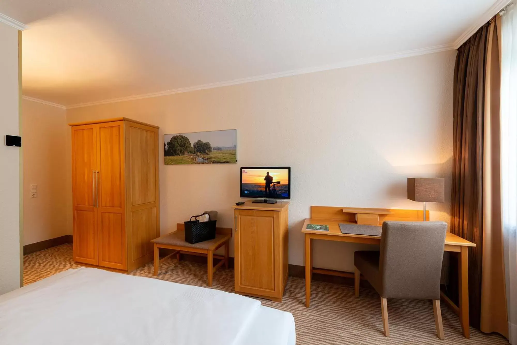 Bed, TV/Entertainment Center in Hotel Munte am Stadtwald