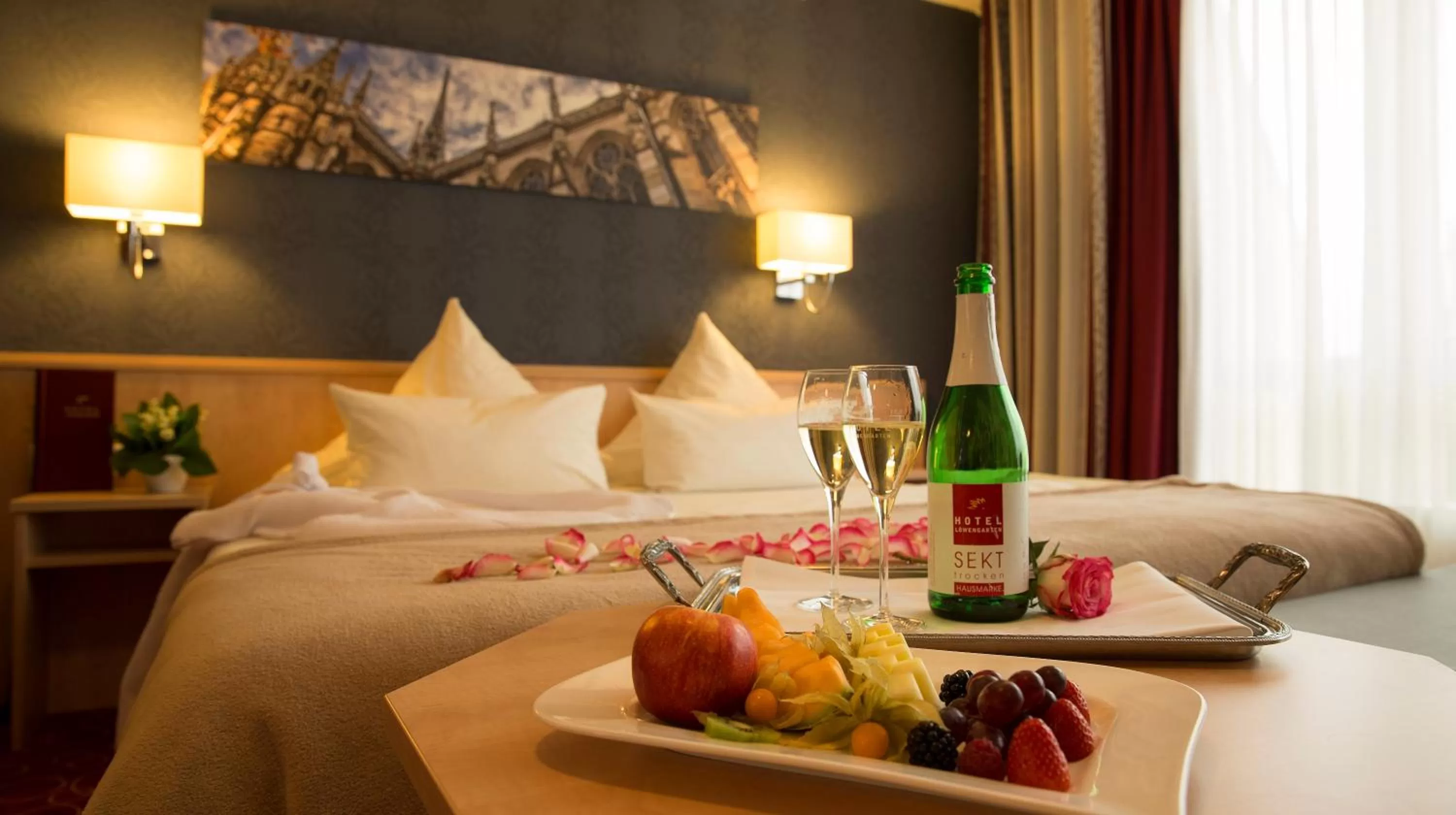 Garden view, Bed in Hotel Löwengarten