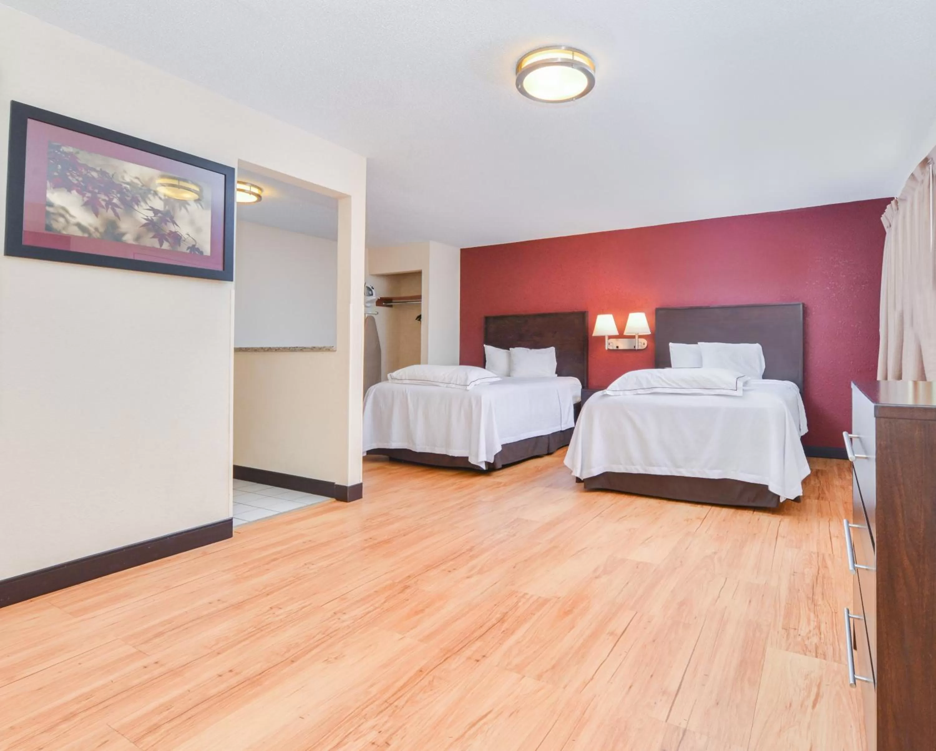 Photo of the whole room, Bed in Red Roof Inn PLUS+ & Suites Guilford