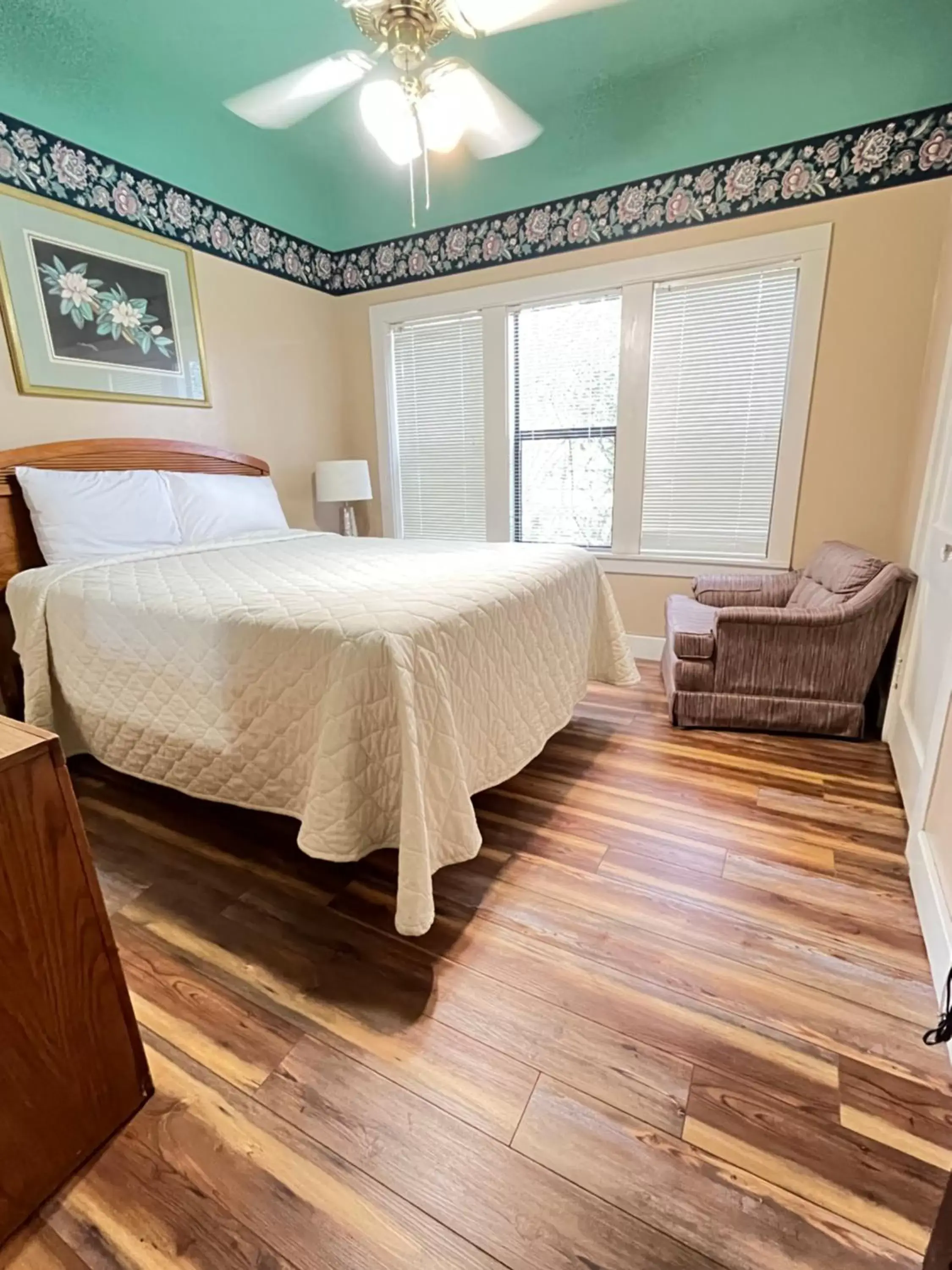 Bedroom, Bed in Carr's Northside Hotel and Cottages