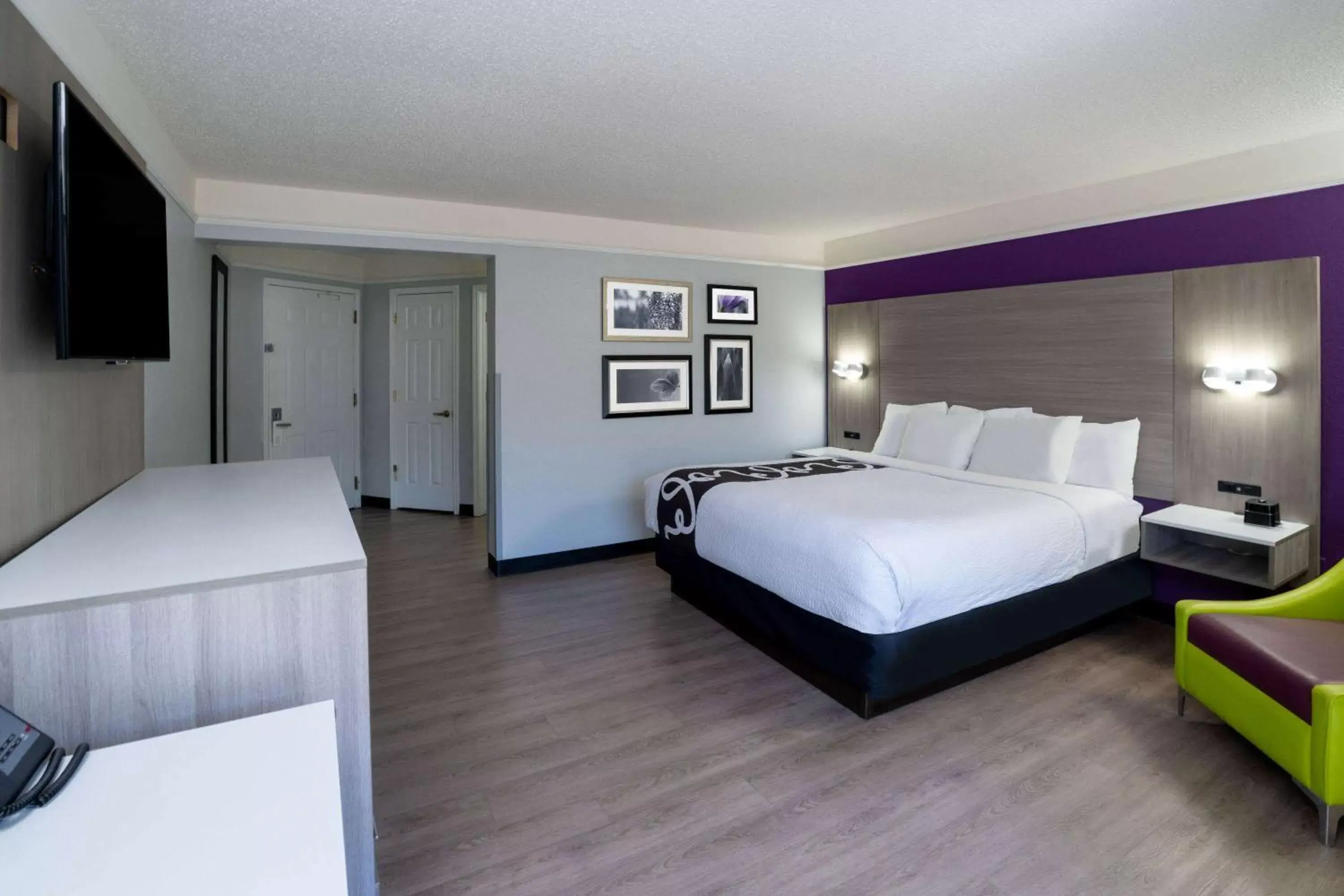 Photo of the whole room, Bed in La Quinta by Wyndham Birmingham Hoover