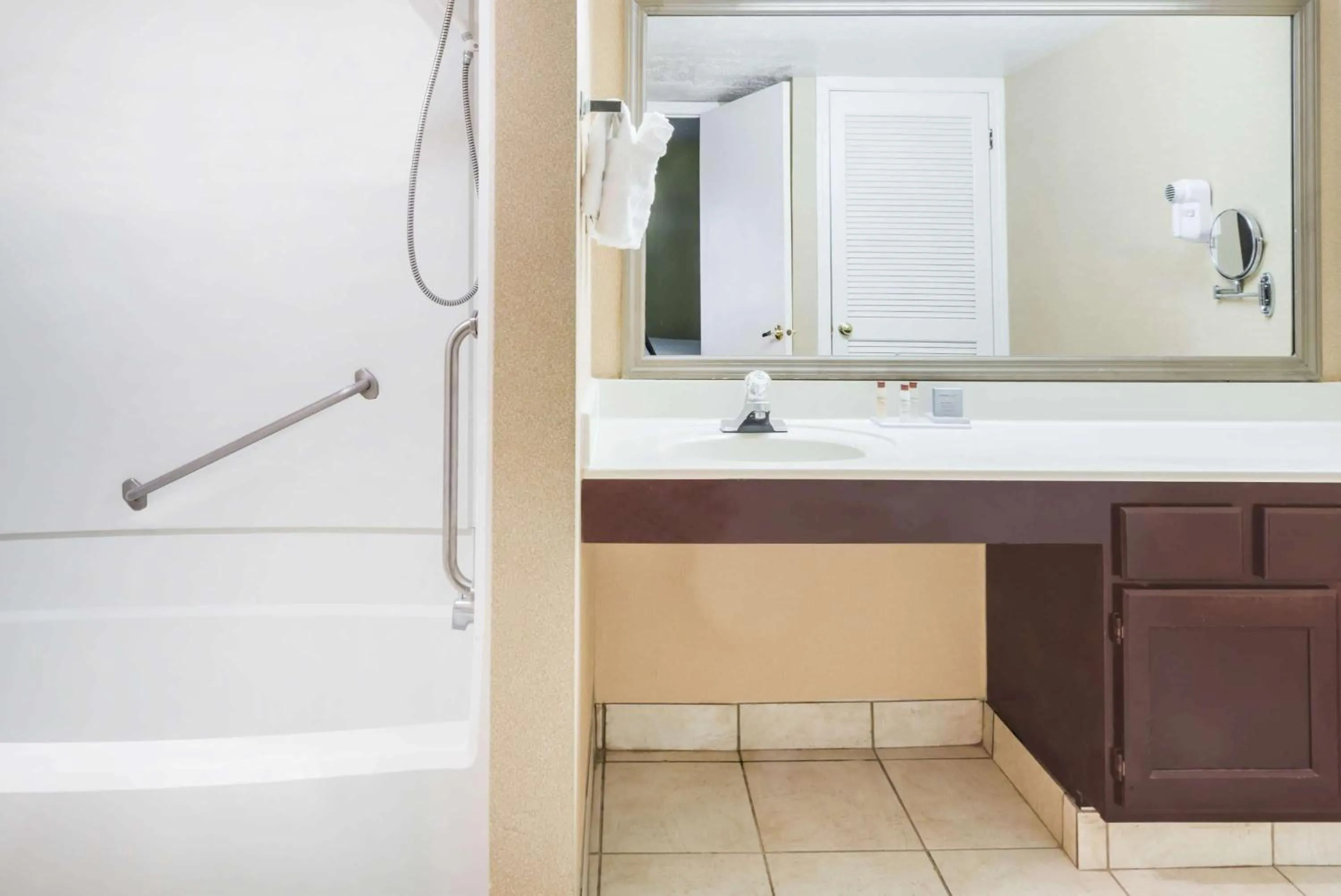 Bathroom in Hawthorn Extended Stay by Wyndham Columbus