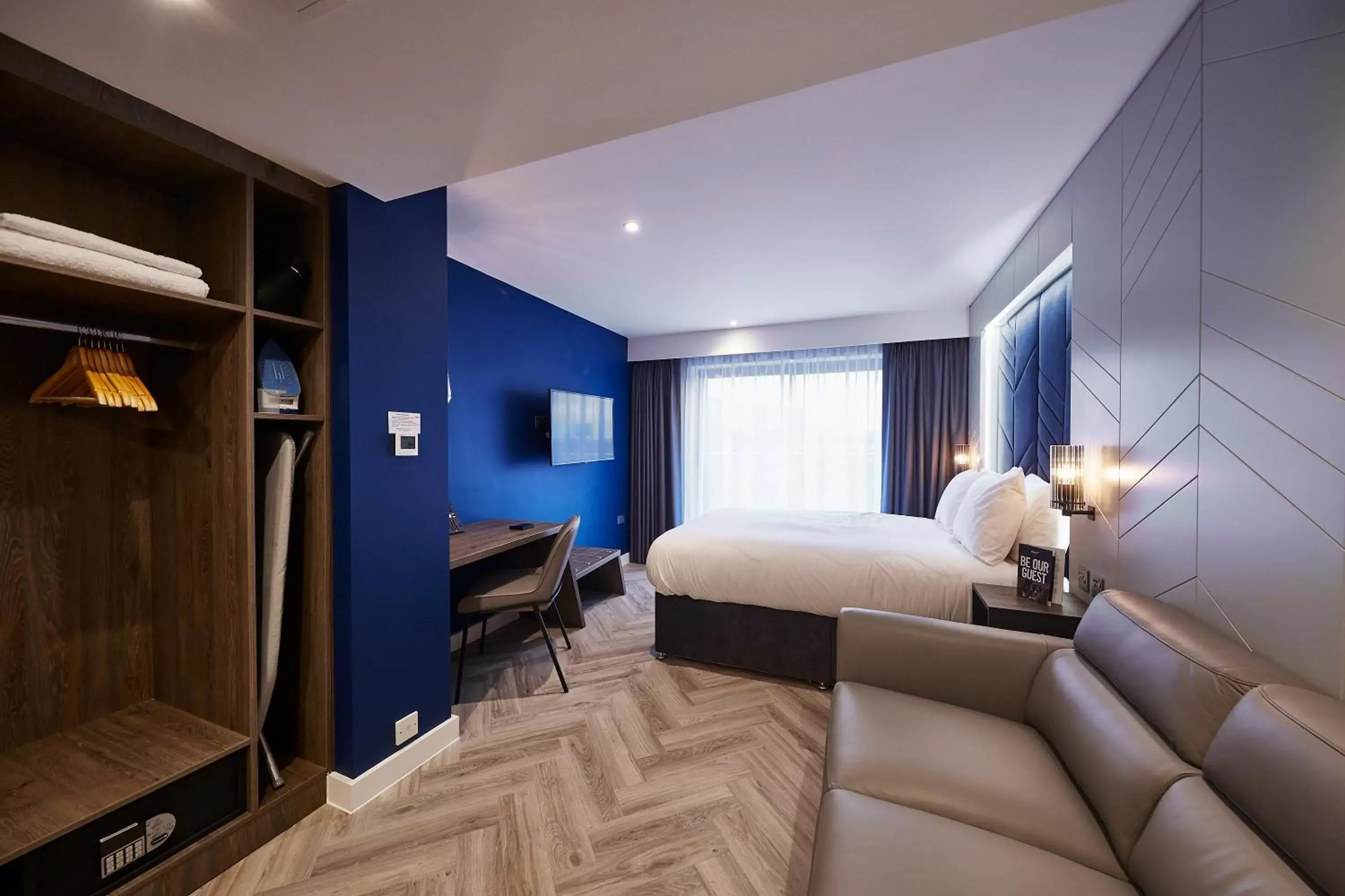 Seating area, Bed in Roomzzz York City Seating area, Bed in Roomzzz York City