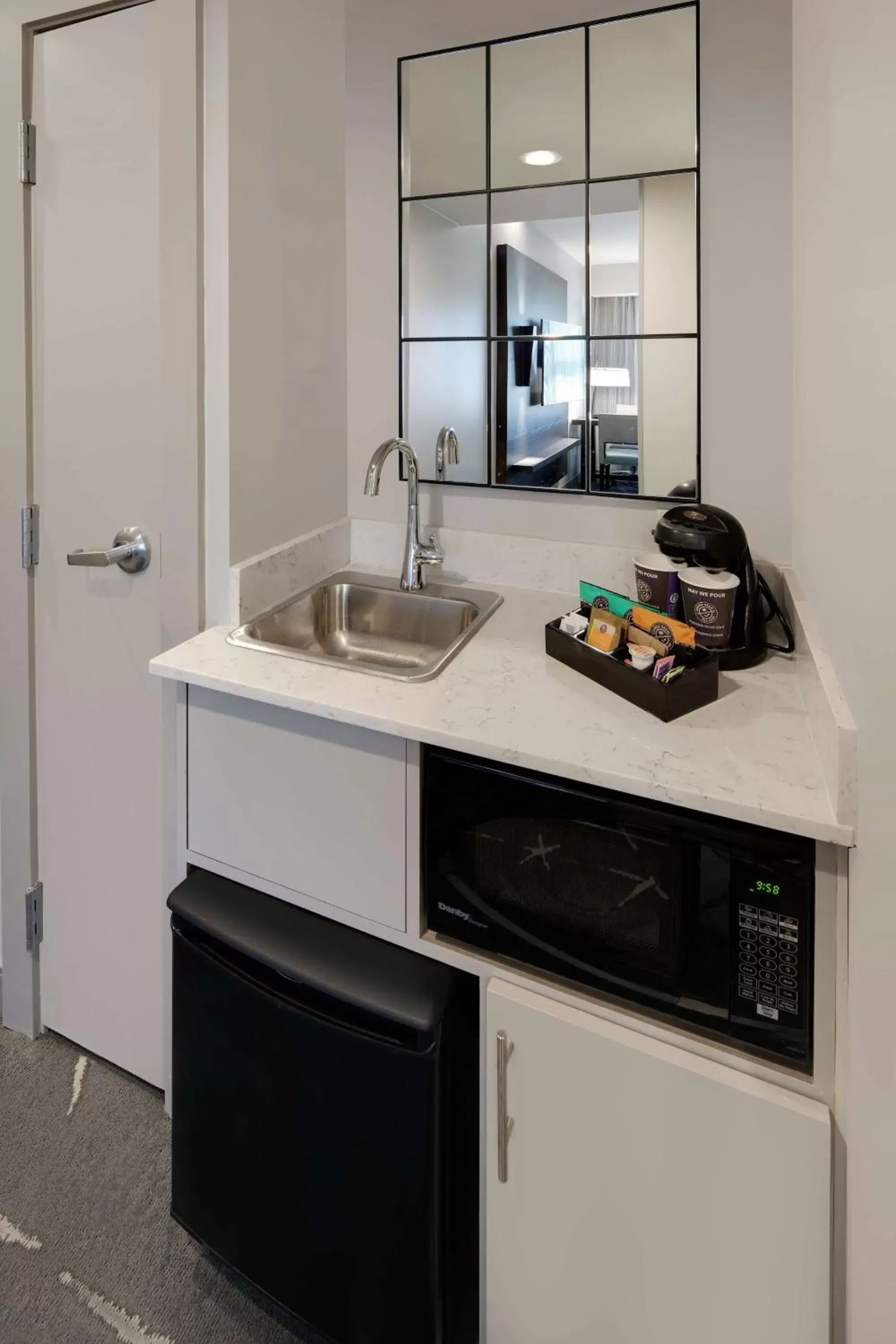 Bedroom, Kitchen/Kitchenette in Embassy Suites by Hilton Atlanta Perimeter Center