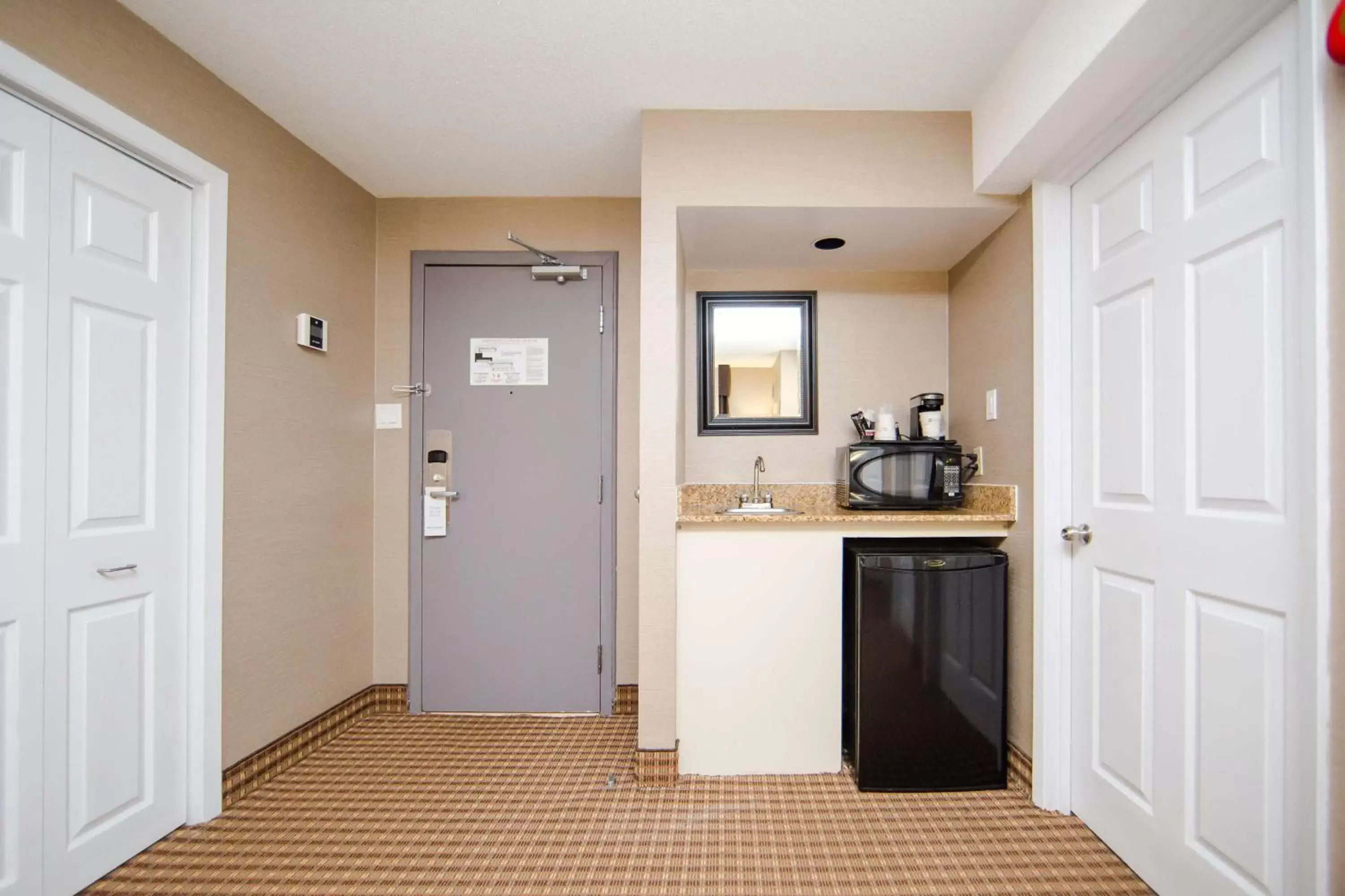 Photo of the whole room, Kitchen/Kitchenette in Best Western Plus Ottawa Kanata Hotel and Conference Centre