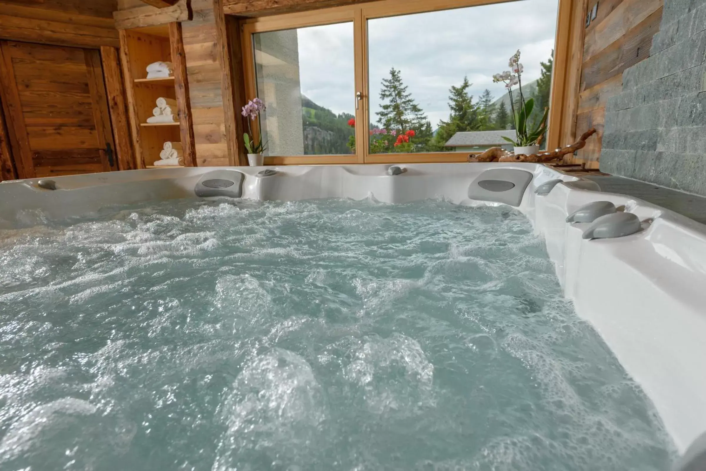 Hot Tub in Au Bivouac de Napoléon et Spa